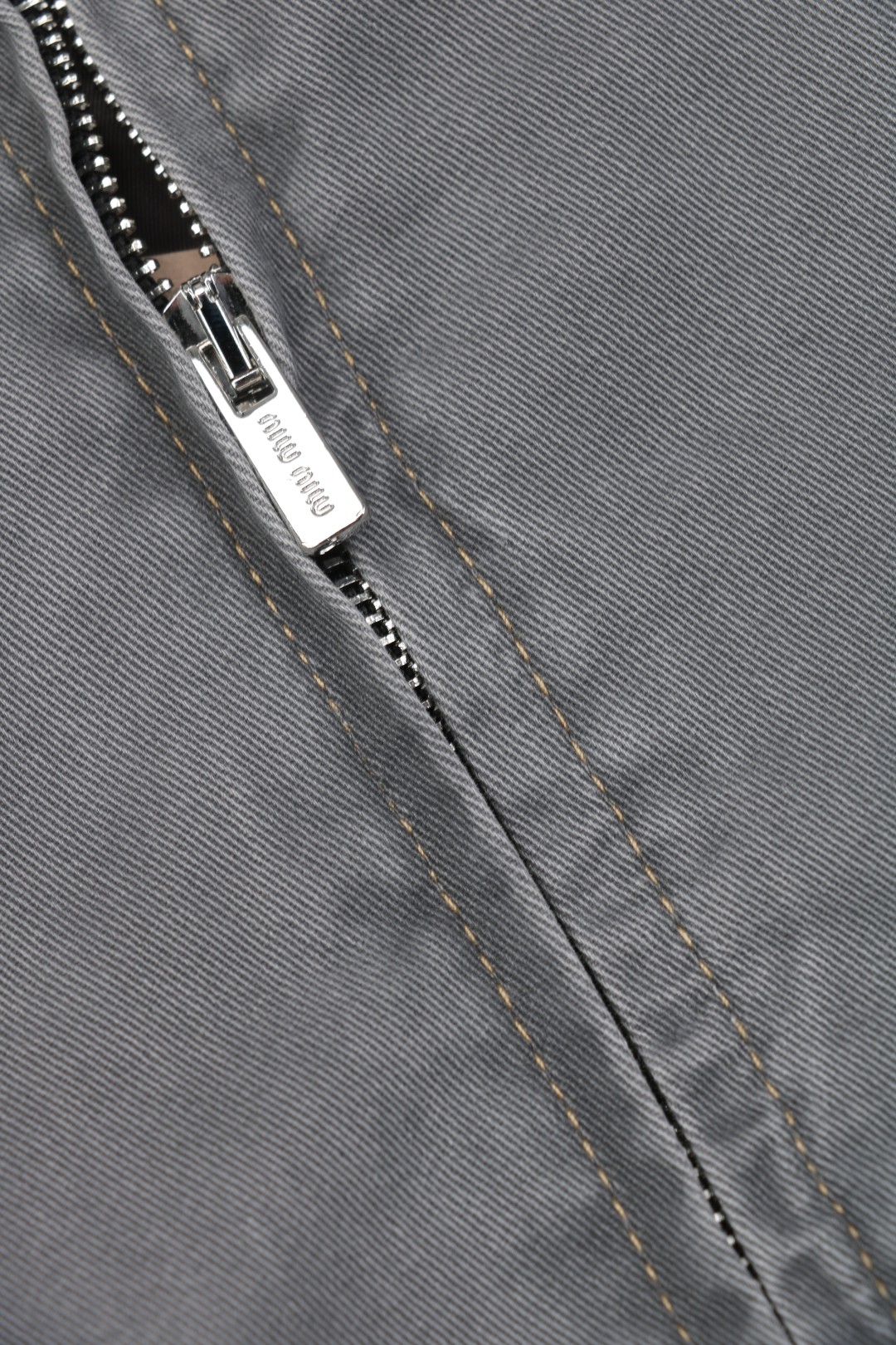 图片[6]-#Miu Miu 25Fw Miu小标灯芯绒领做旧棉服外套 定制进口12oz斜纹编织丹宁面料，纱线经环锭纺处理，保留粗粝肌理。采用臭氧洗+浮石擦洗，在袖口、肩部等受力区域模拟自然穿着痕迹，选用高克重纯棉灯芯绒，绒条宽度为复古8W，确保纹理立体且触感细腻。通过酶洗+砂洗处理，使绒面呈现自然褪色效果，边缘处手工打磨做旧，强化Vintage风格，使用进口田岛多头刺绣机，以0.3mm极细针脚还原logo或图案的微渐变效果。 Amann Serafil涤棉混纺线，色牢度达4级以上，确保水洗后不晕色。底层覆盖可溶解衬布，刺绣完成后高温冲洗，形成立体浮雕感且无硬衬残留，内里填充1000D洗水棉（经预缩处理），采用箱式绗缝分仓填充，每格充棉量精确至±3%误差，避免局部凹陷。 通过克重调节在轻盈度与保暖性间取得平衡，此款夹克通过上述工艺链实现“设计感”与“耐穿性”的统一，堪称当代解构主义工装的高级诠释 尺码：38 40 42-选品中心