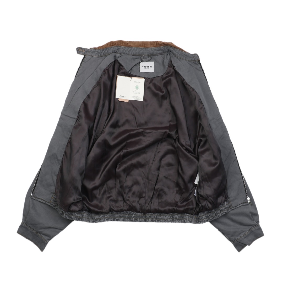 图片[2]-#Miu Miu 25Fw Miu小标灯芯绒领做旧棉服外套 定制进口12oz斜纹编织丹宁面料，纱线经环锭纺处理，保留粗粝肌理。采用臭氧洗+浮石擦洗，在袖口、肩部等受力区域模拟自然穿着痕迹，选用高克重纯棉灯芯绒，绒条宽度为复古8W，确保纹理立体且触感细腻。通过酶洗+砂洗处理，使绒面呈现自然褪色效果，边缘处手工打磨做旧，强化Vintage风格，使用进口田岛多头刺绣机，以0.3mm极细针脚还原logo或图案的微渐变效果。 Amann Serafil涤棉混纺线，色牢度达4级以上，确保水洗后不晕色。底层覆盖可溶解衬布，刺绣完成后高温冲洗，形成立体浮雕感且无硬衬残留，内里填充1000D洗水棉（经预缩处理），采用箱式绗缝分仓填充，每格充棉量精确至±3%误差，避免局部凹陷。 通过克重调节在轻盈度与保暖性间取得平衡，此款夹克通过上述工艺链实现“设计感”与“耐穿性”的统一，堪称当代解构主义工装的高级诠释 尺码：38 40 42-选品中心