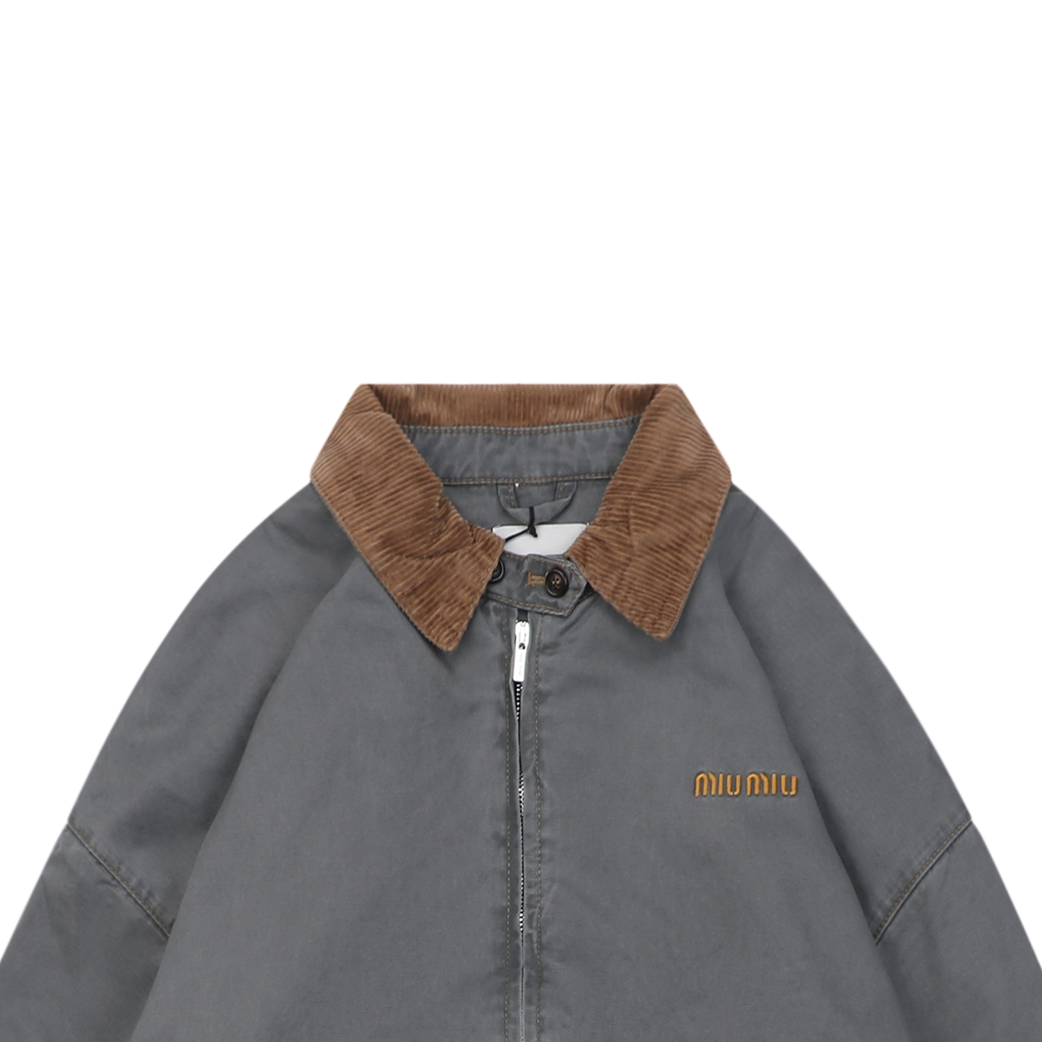 图片[3]-#Miu Miu 25Fw Miu小标灯芯绒领做旧棉服外套 定制进口12oz斜纹编织丹宁面料，纱线经环锭纺处理，保留粗粝肌理。采用臭氧洗+浮石擦洗，在袖口、肩部等受力区域模拟自然穿着痕迹，选用高克重纯棉灯芯绒，绒条宽度为复古8W，确保纹理立体且触感细腻。通过酶洗+砂洗处理，使绒面呈现自然褪色效果，边缘处手工打磨做旧，强化Vintage风格，使用进口田岛多头刺绣机，以0.3mm极细针脚还原logo或图案的微渐变效果。 Amann Serafil涤棉混纺线，色牢度达4级以上，确保水洗后不晕色。底层覆盖可溶解衬布，刺绣完成后高温冲洗，形成立体浮雕感且无硬衬残留，内里填充1000D洗水棉（经预缩处理），采用箱式绗缝分仓填充，每格充棉量精确至±3%误差，避免局部凹陷。 通过克重调节在轻盈度与保暖性间取得平衡，此款夹克通过上述工艺链实现“设计感”与“耐穿性”的统一，堪称当代解构主义工装的高级诠释 尺码：38 40 42-选品中心