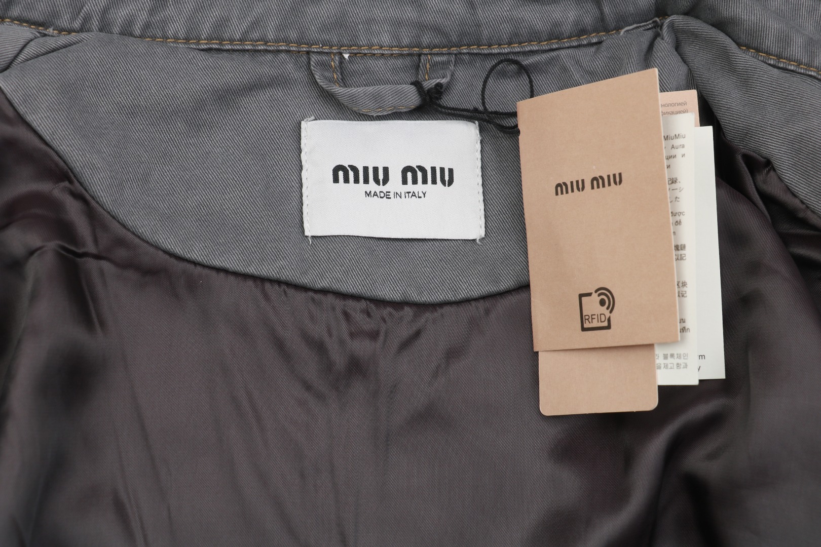 图片[8]-#Miu Miu 25Fw Miu小标灯芯绒领做旧棉服外套 定制进口12oz斜纹编织丹宁面料，纱线经环锭纺处理，保留粗粝肌理。采用臭氧洗+浮石擦洗，在袖口、肩部等受力区域模拟自然穿着痕迹，选用高克重纯棉灯芯绒，绒条宽度为复古8W，确保纹理立体且触感细腻。通过酶洗+砂洗处理，使绒面呈现自然褪色效果，边缘处手工打磨做旧，强化Vintage风格，使用进口田岛多头刺绣机，以0.3mm极细针脚还原logo或图案的微渐变效果。 Amann Serafil涤棉混纺线，色牢度达4级以上，确保水洗后不晕色。底层覆盖可溶解衬布，刺绣完成后高温冲洗，形成立体浮雕感且无硬衬残留，内里填充1000D洗水棉（经预缩处理），采用箱式绗缝分仓填充，每格充棉量精确至±3%误差，避免局部凹陷。 通过克重调节在轻盈度与保暖性间取得平衡，此款夹克通过上述工艺链实现“设计感”与“耐穿性”的统一，堪称当代解构主义工装的高级诠释 尺码：38 40 42-选品中心