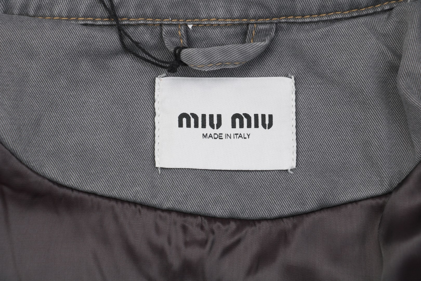 图片[7]-#Miu Miu 25Fw Miu小标灯芯绒领做旧棉服外套 定制进口12oz斜纹编织丹宁面料，纱线经环锭纺处理，保留粗粝肌理。采用臭氧洗+浮石擦洗，在袖口、肩部等受力区域模拟自然穿着痕迹，选用高克重纯棉灯芯绒，绒条宽度为复古8W，确保纹理立体且触感细腻。通过酶洗+砂洗处理，使绒面呈现自然褪色效果，边缘处手工打磨做旧，强化Vintage风格，使用进口田岛多头刺绣机，以0.3mm极细针脚还原logo或图案的微渐变效果。 Amann Serafil涤棉混纺线，色牢度达4级以上，确保水洗后不晕色。底层覆盖可溶解衬布，刺绣完成后高温冲洗，形成立体浮雕感且无硬衬残留，内里填充1000D洗水棉（经预缩处理），采用箱式绗缝分仓填充，每格充棉量精确至±3%误差，避免局部凹陷。 通过克重调节在轻盈度与保暖性间取得平衡，此款夹克通过上述工艺链实现“设计感”与“耐穿性”的统一，堪称当代解构主义工装的高级诠释 尺码：38 40 42-选品中心