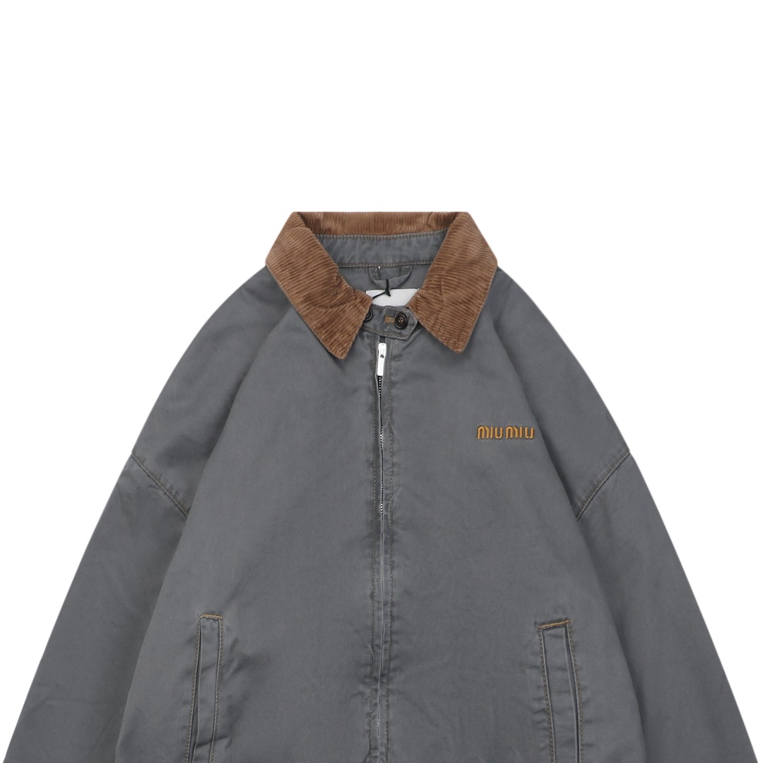 图片[4]-#Miu Miu 25Fw Miu小标灯芯绒领做旧棉服外套 定制进口12oz斜纹编织丹宁面料，纱线经环锭纺处理，保留粗粝肌理。采用臭氧洗+浮石擦洗，在袖口、肩部等受力区域模拟自然穿着痕迹，选用高克重纯棉灯芯绒，绒条宽度为复古8W，确保纹理立体且触感细腻。通过酶洗+砂洗处理，使绒面呈现自然褪色效果，边缘处手工打磨做旧，强化Vintage风格，使用进口田岛多头刺绣机，以0.3mm极细针脚还原logo或图案的微渐变效果。 Amann Serafil涤棉混纺线，色牢度达4级以上，确保水洗后不晕色。底层覆盖可溶解衬布，刺绣完成后高温冲洗，形成立体浮雕感且无硬衬残留，内里填充1000D洗水棉（经预缩处理），采用箱式绗缝分仓填充，每格充棉量精确至±3%误差，避免局部凹陷。 通过克重调节在轻盈度与保暖性间取得平衡，此款夹克通过上述工艺链实现“设计感”与“耐穿性”的统一，堪称当代解构主义工装的高级诠释 尺码：38 40 42-选品中心