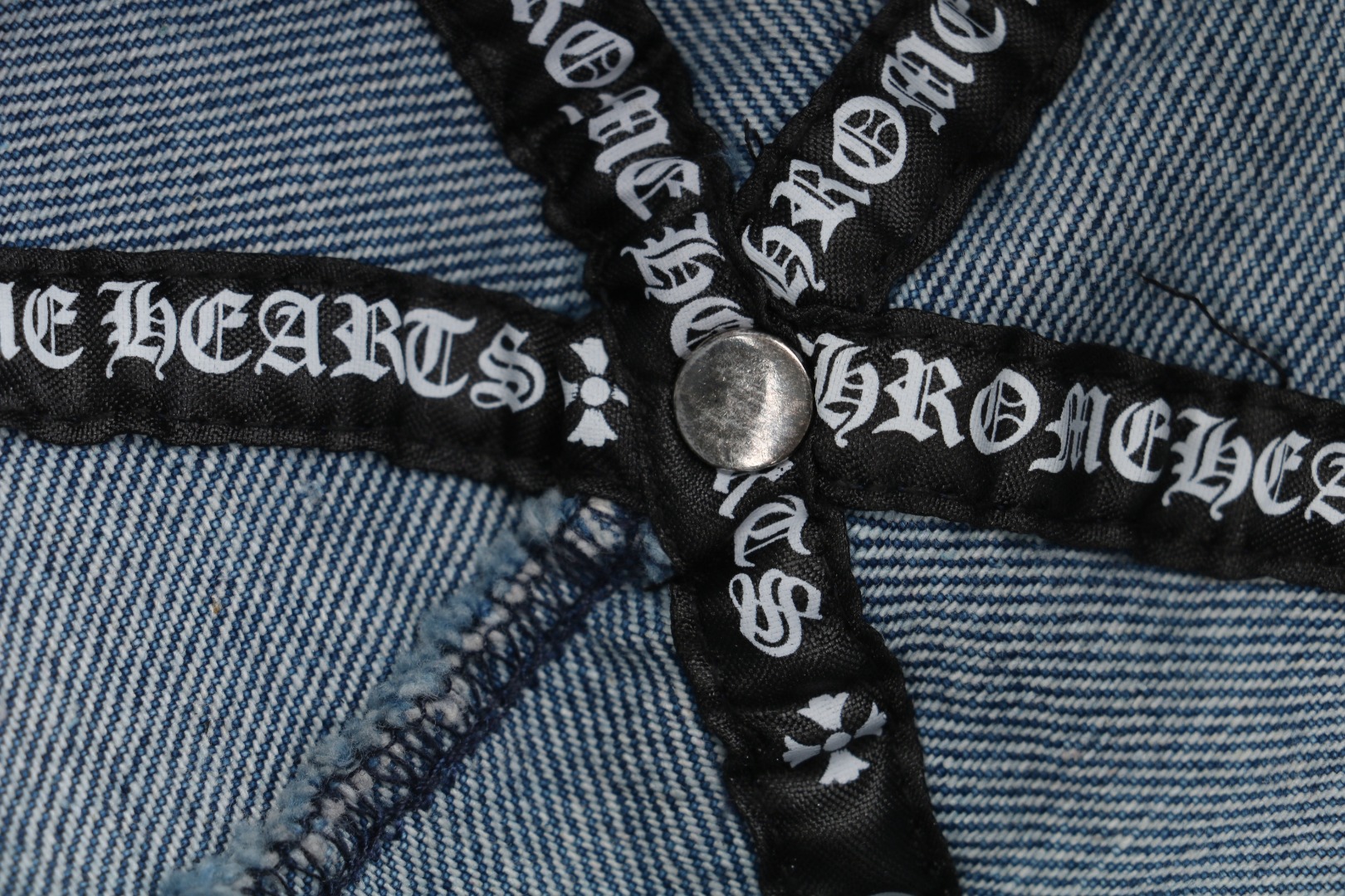 图片[7]-#Chrome Hearts/克罗心 藤蔓宝剑图案帽子 -帽顶金属部件采用925纯银开模铸造，真925纯银 这款高定鸭舌帽将银器制作工艺与街头服饰完美结合，采用收藏级制作标准和两款限定配色，专为追求极致品质与独特风格的配饰玩家而设计，采用进口高密浮雕5000针精密刺绣，创造出极具质感的立体效果，帽顶金属部件采用925纯银开模铸造，确保长期使用仍保持光泽，分别选用古董单宁织机产的靛蓝面料和仿古车间专属研发的梭织条纹面料，帽檐采用植鞣皮革滚边工艺，帽后调节带压印品牌全称标识，版型设计经过精心调整，适合大多数头形，同时提供良好的穿戴体验 尺码：可调节-选品中心