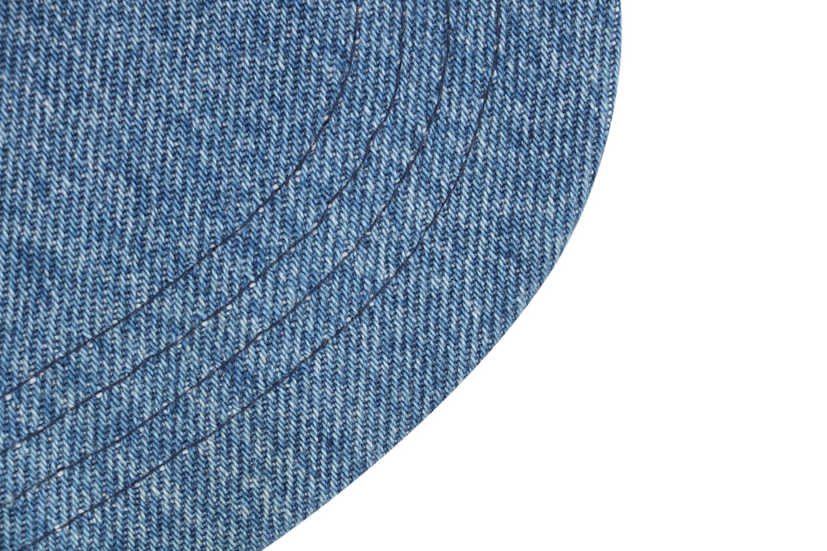 图片[5]-#Chrome Hearts/克罗心 藤蔓宝剑图案帽子 -帽顶金属部件采用925纯银开模铸造，真925纯银 这款高定鸭舌帽将银器制作工艺与街头服饰完美结合，采用收藏级制作标准和两款限定配色，专为追求极致品质与独特风格的配饰玩家而设计，采用进口高密浮雕5000针精密刺绣，创造出极具质感的立体效果，帽顶金属部件采用925纯银开模铸造，确保长期使用仍保持光泽，分别选用古董单宁织机产的靛蓝面料和仿古车间专属研发的梭织条纹面料，帽檐采用植鞣皮革滚边工艺，帽后调节带压印品牌全称标识，版型设计经过精心调整，适合大多数头形，同时提供良好的穿戴体验 尺码：可调节-选品中心