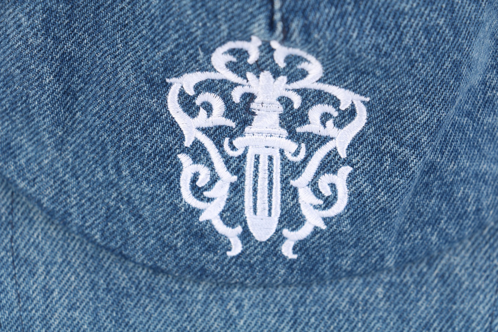 图片[2]-#Chrome Hearts/克罗心 藤蔓宝剑图案帽子 -帽顶金属部件采用925纯银开模铸造，真925纯银 这款高定鸭舌帽将银器制作工艺与街头服饰完美结合，采用收藏级制作标准和两款限定配色，专为追求极致品质与独特风格的配饰玩家而设计，采用进口高密浮雕5000针精密刺绣，创造出极具质感的立体效果，帽顶金属部件采用925纯银开模铸造，确保长期使用仍保持光泽，分别选用古董单宁织机产的靛蓝面料和仿古车间专属研发的梭织条纹面料，帽檐采用植鞣皮革滚边工艺，帽后调节带压印品牌全称标识，版型设计经过精心调整，适合大多数头形，同时提供良好的穿戴体验 尺码：可调节-选品中心