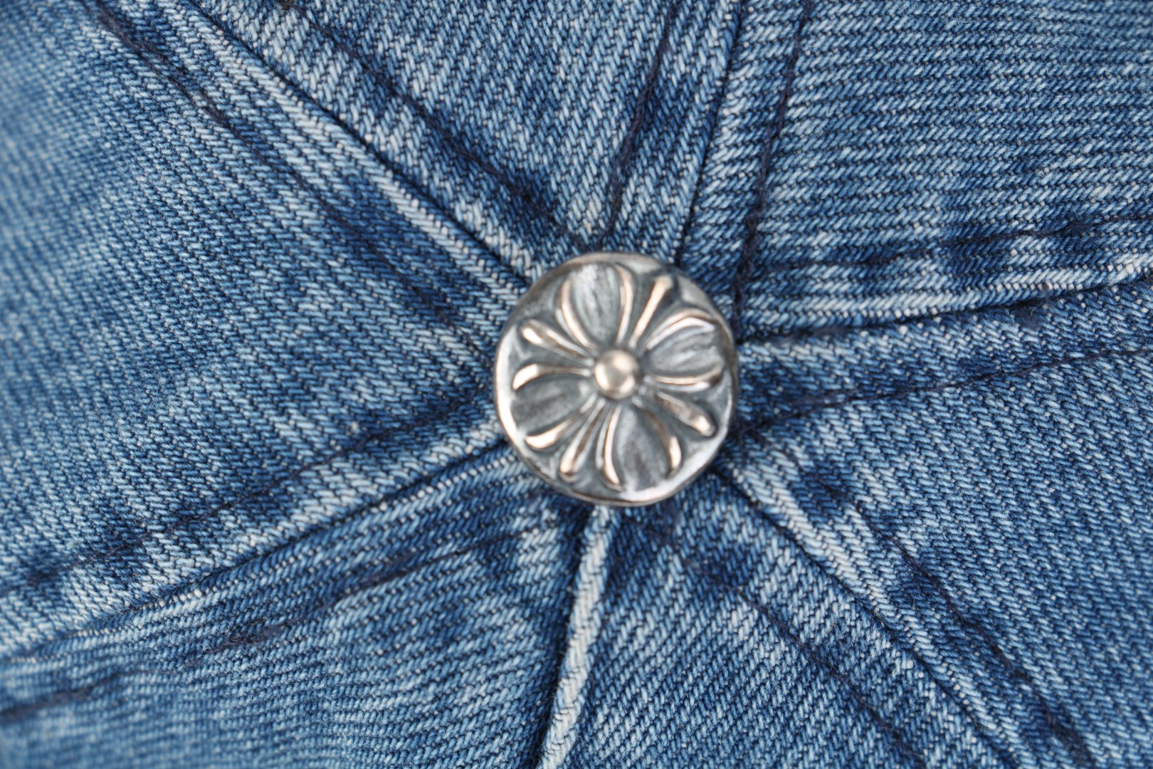 图片[4]-#Chrome Hearts/克罗心 藤蔓宝剑图案帽子 -帽顶金属部件采用925纯银开模铸造，真925纯银 这款高定鸭舌帽将银器制作工艺与街头服饰完美结合，采用收藏级制作标准和两款限定配色，专为追求极致品质与独特风格的配饰玩家而设计，采用进口高密浮雕5000针精密刺绣，创造出极具质感的立体效果，帽顶金属部件采用925纯银开模铸造，确保长期使用仍保持光泽，分别选用古董单宁织机产的靛蓝面料和仿古车间专属研发的梭织条纹面料，帽檐采用植鞣皮革滚边工艺，帽后调节带压印品牌全称标识，版型设计经过精心调整，适合大多数头形，同时提供良好的穿戴体验 尺码：可调节-选品中心