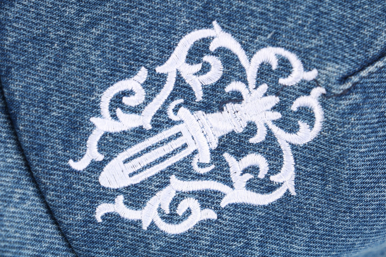 图片[3]-#Chrome Hearts/克罗心 藤蔓宝剑图案帽子 -帽顶金属部件采用925纯银开模铸造，真925纯银 这款高定鸭舌帽将银器制作工艺与街头服饰完美结合，采用收藏级制作标准和两款限定配色，专为追求极致品质与独特风格的配饰玩家而设计，采用进口高密浮雕5000针精密刺绣，创造出极具质感的立体效果，帽顶金属部件采用925纯银开模铸造，确保长期使用仍保持光泽，分别选用古董单宁织机产的靛蓝面料和仿古车间专属研发的梭织条纹面料，帽檐采用植鞣皮革滚边工艺，帽后调节带压印品牌全称标识，版型设计经过精心调整，适合大多数头形，同时提供良好的穿戴体验 尺码：可调节-选品中心