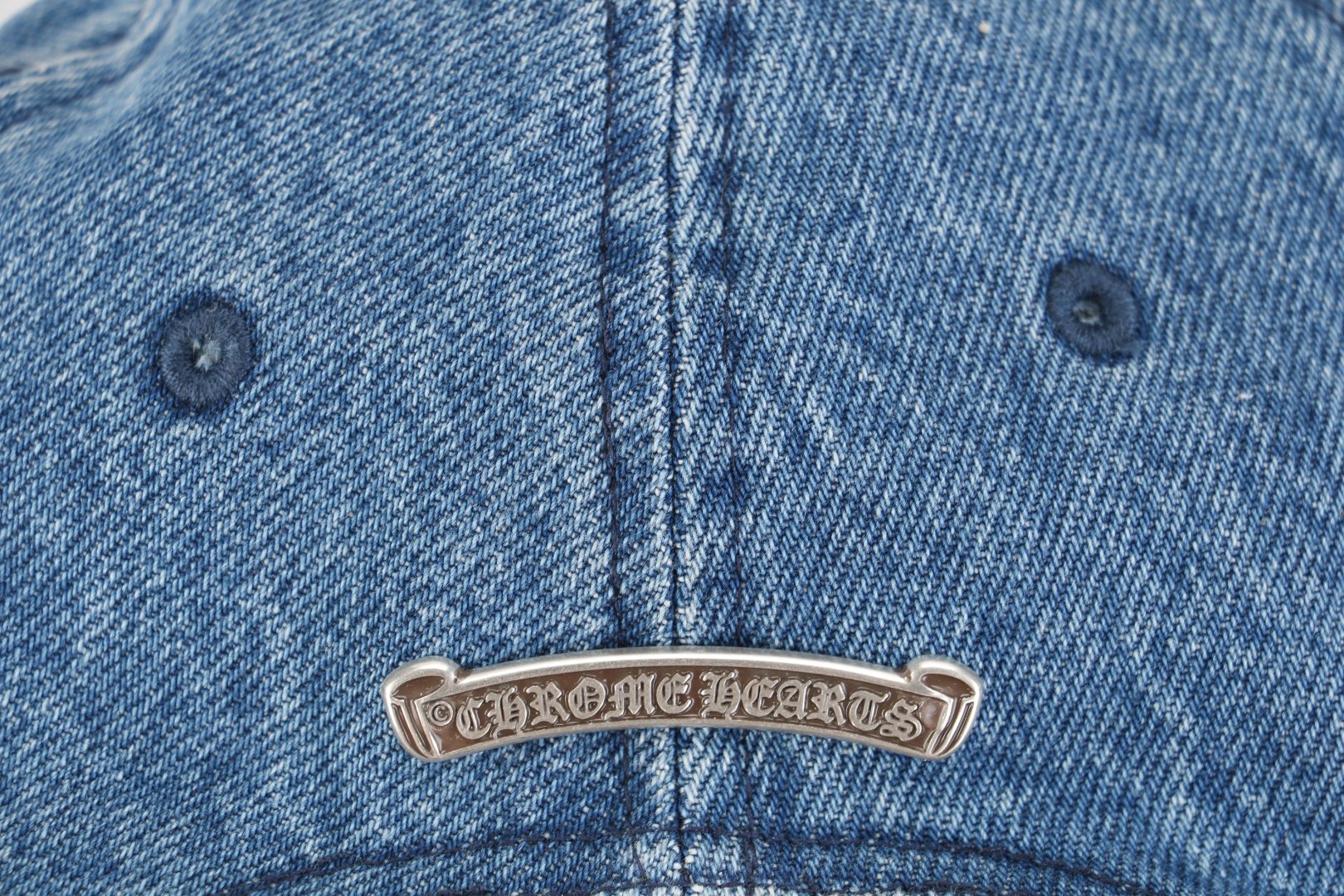 图片[8]-#Chrome Hearts/克罗心 藤蔓宝剑图案帽子 -帽顶金属部件采用925纯银开模铸造，真925纯银 这款高定鸭舌帽将银器制作工艺与街头服饰完美结合，采用收藏级制作标准和两款限定配色，专为追求极致品质与独特风格的配饰玩家而设计，采用进口高密浮雕5000针精密刺绣，创造出极具质感的立体效果，帽顶金属部件采用925纯银开模铸造，确保长期使用仍保持光泽，分别选用古董单宁织机产的靛蓝面料和仿古车间专属研发的梭织条纹面料，帽檐采用植鞣皮革滚边工艺，帽后调节带压印品牌全称标识，版型设计经过精心调整，适合大多数头形，同时提供良好的穿戴体验 尺码：可调节-选品中心