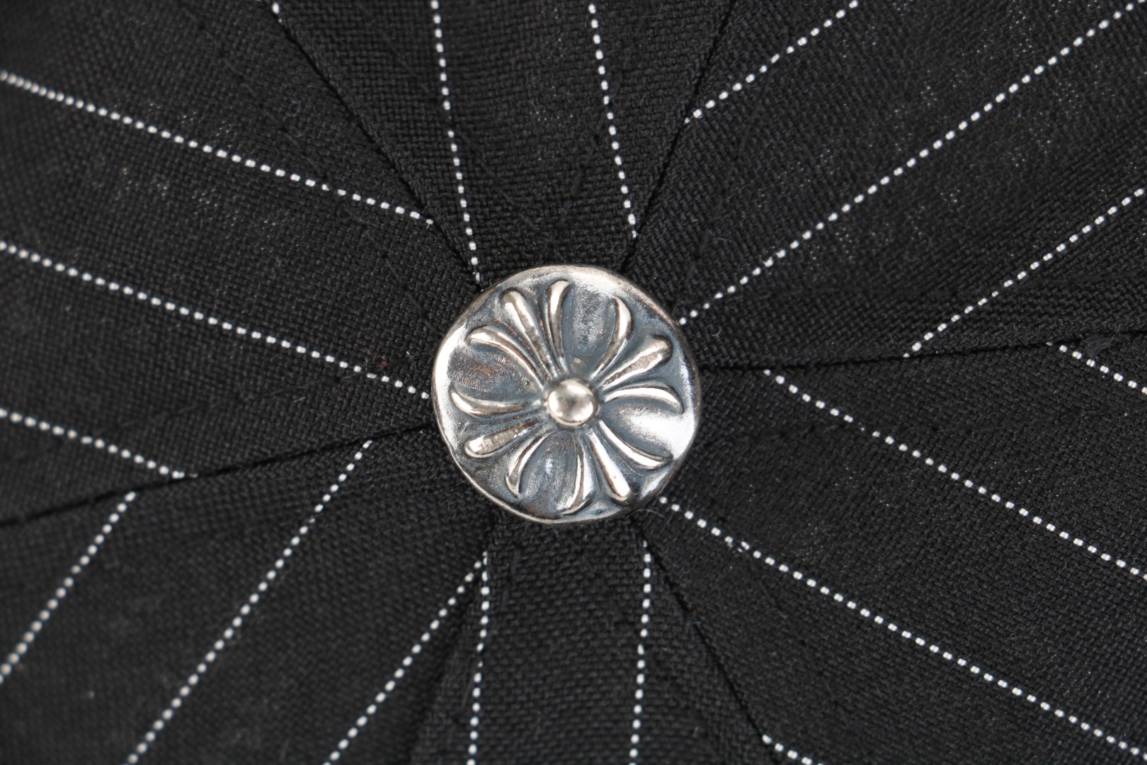 图片[4]-#Chrome Hearts/克罗心 藤蔓宝剑图案帽子 -帽顶金属部件采用925纯银开模铸造，真925纯银 这款高定鸭舌帽将银器制作工艺与街头服饰完美结合，采用收藏级制作标准和两款限定配色，专为追求极致品质与独特风格的配饰玩家而设计，采用进口高密浮雕5000针精密刺绣，创造出极具质感的立体效果，帽顶金属部件采用925纯银开模铸造，确保长期使用仍保持光泽，分别选用古董单宁织机产的靛蓝面料和仿古车间专属研发的梭织条纹面料，帽檐采用植鞣皮革滚边工艺，帽后调节带压印品牌全称标识，版型设计经过精心调整，适合大多数头形，同时提供良好的穿戴体验 尺码：可调节-选品中心