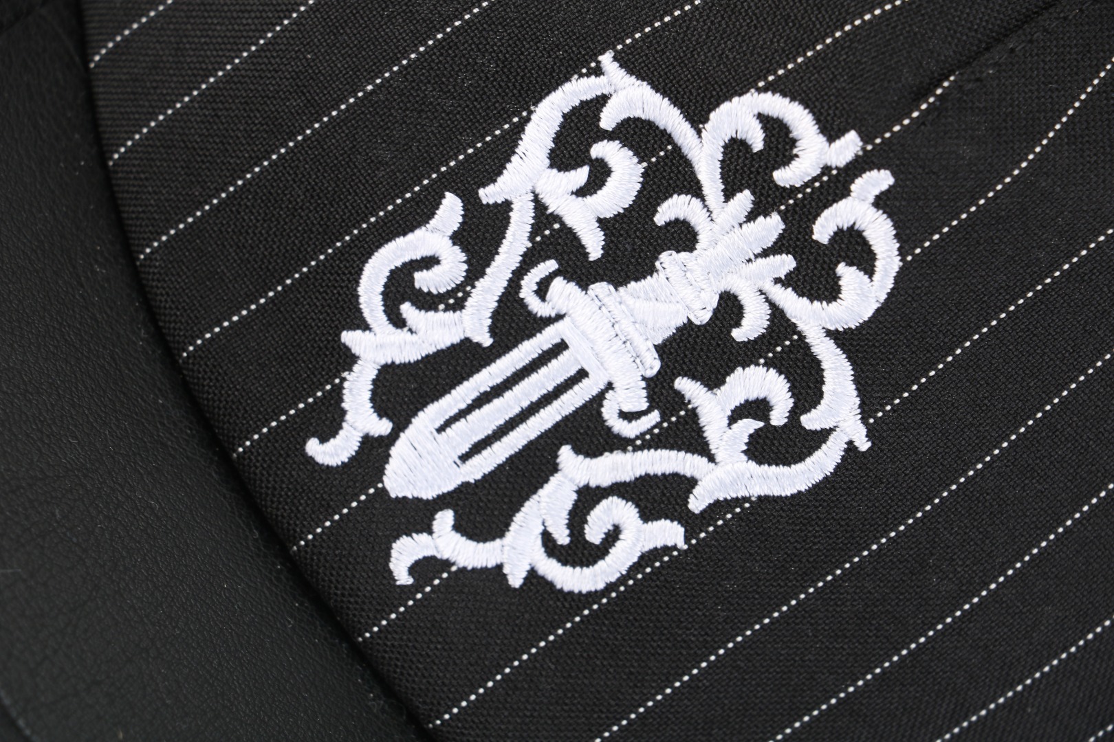 图片[3]-#Chrome Hearts/克罗心 藤蔓宝剑图案帽子 -帽顶金属部件采用925纯银开模铸造，真925纯银 这款高定鸭舌帽将银器制作工艺与街头服饰完美结合，采用收藏级制作标准和两款限定配色，专为追求极致品质与独特风格的配饰玩家而设计，采用进口高密浮雕5000针精密刺绣，创造出极具质感的立体效果，帽顶金属部件采用925纯银开模铸造，确保长期使用仍保持光泽，分别选用古董单宁织机产的靛蓝面料和仿古车间专属研发的梭织条纹面料，帽檐采用植鞣皮革滚边工艺，帽后调节带压印品牌全称标识，版型设计经过精心调整，适合大多数头形，同时提供良好的穿戴体验 尺码：可调节-选品中心