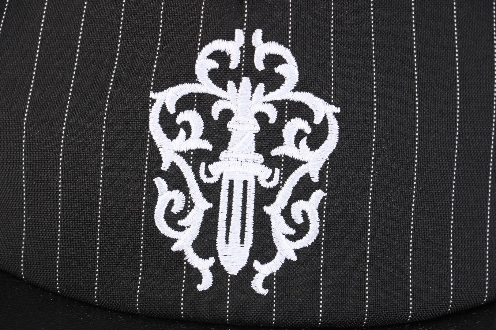 图片[2]-#Chrome Hearts/克罗心 藤蔓宝剑图案帽子 -帽顶金属部件采用925纯银开模铸造，真925纯银 这款高定鸭舌帽将银器制作工艺与街头服饰完美结合，采用收藏级制作标准和两款限定配色，专为追求极致品质与独特风格的配饰玩家而设计，采用进口高密浮雕5000针精密刺绣，创造出极具质感的立体效果，帽顶金属部件采用925纯银开模铸造，确保长期使用仍保持光泽，分别选用古董单宁织机产的靛蓝面料和仿古车间专属研发的梭织条纹面料，帽檐采用植鞣皮革滚边工艺，帽后调节带压印品牌全称标识，版型设计经过精心调整，适合大多数头形，同时提供良好的穿戴体验 尺码：可调节-选品中心