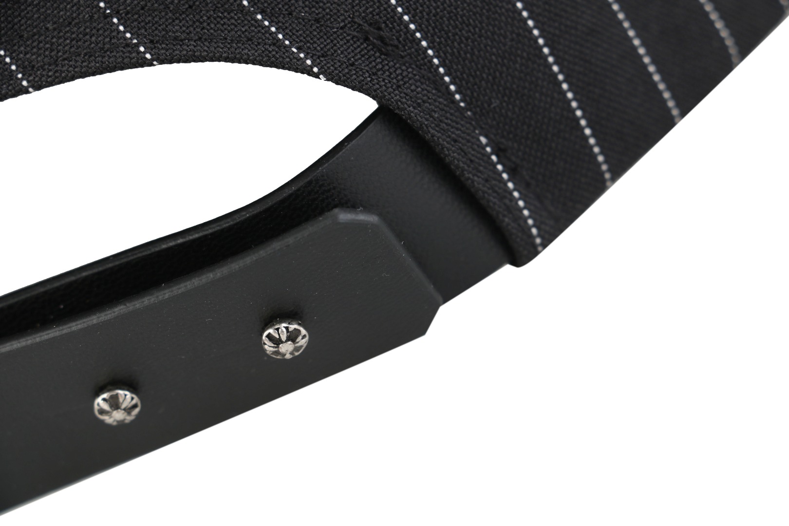 图片[5]-#Chrome Hearts/克罗心 藤蔓宝剑图案帽子 -帽顶金属部件采用925纯银开模铸造，真925纯银 这款高定鸭舌帽将银器制作工艺与街头服饰完美结合，采用收藏级制作标准和两款限定配色，专为追求极致品质与独特风格的配饰玩家而设计，采用进口高密浮雕5000针精密刺绣，创造出极具质感的立体效果，帽顶金属部件采用925纯银开模铸造，确保长期使用仍保持光泽，分别选用古董单宁织机产的靛蓝面料和仿古车间专属研发的梭织条纹面料，帽檐采用植鞣皮革滚边工艺，帽后调节带压印品牌全称标识，版型设计经过精心调整，适合大多数头形，同时提供良好的穿戴体验 尺码：可调节-选品中心