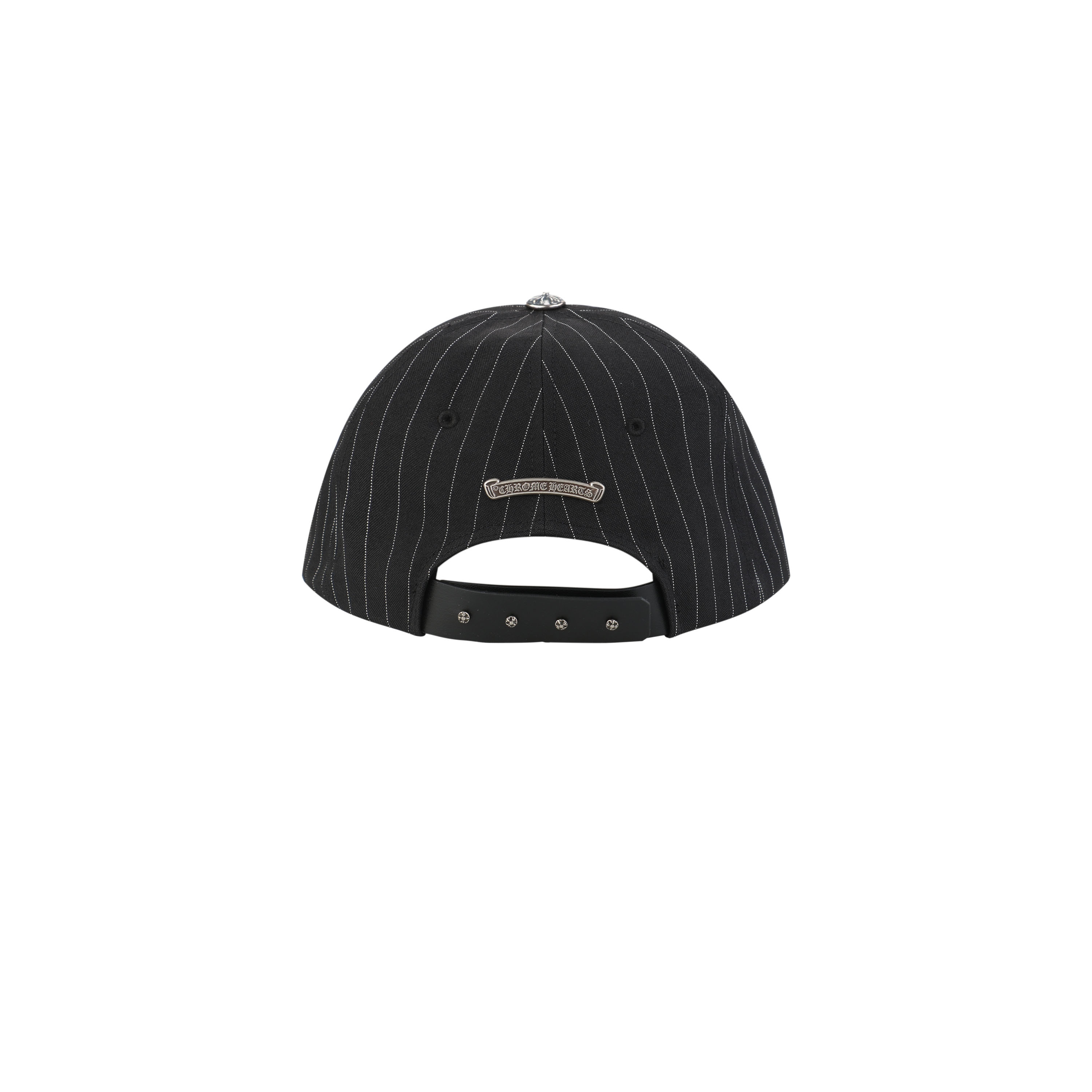 图片[9]-#Chrome Hearts/克罗心 藤蔓宝剑图案帽子 -帽顶金属部件采用925纯银开模铸造，真925纯银 这款高定鸭舌帽将银器制作工艺与街头服饰完美结合，采用收藏级制作标准和两款限定配色，专为追求极致品质与独特风格的配饰玩家而设计，采用进口高密浮雕5000针精密刺绣，创造出极具质感的立体效果，帽顶金属部件采用925纯银开模铸造，确保长期使用仍保持光泽，分别选用古董单宁织机产的靛蓝面料和仿古车间专属研发的梭织条纹面料，帽檐采用植鞣皮革滚边工艺，帽后调节带压印品牌全称标识，版型设计经过精心调整，适合大多数头形，同时提供良好的穿戴体验 尺码：可调节-选品中心