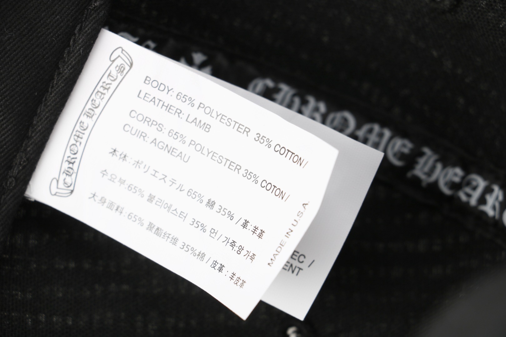 图片[6]-#Chrome Hearts/克罗心 藤蔓宝剑图案帽子 -帽顶金属部件采用925纯银开模铸造，真925纯银 这款高定鸭舌帽将银器制作工艺与街头服饰完美结合，采用收藏级制作标准和两款限定配色，专为追求极致品质与独特风格的配饰玩家而设计，采用进口高密浮雕5000针精密刺绣，创造出极具质感的立体效果，帽顶金属部件采用925纯银开模铸造，确保长期使用仍保持光泽，分别选用古董单宁织机产的靛蓝面料和仿古车间专属研发的梭织条纹面料，帽檐采用植鞣皮革滚边工艺，帽后调节带压印品牌全称标识，版型设计经过精心调整，适合大多数头形，同时提供良好的穿戴体验 尺码：可调节-选品中心