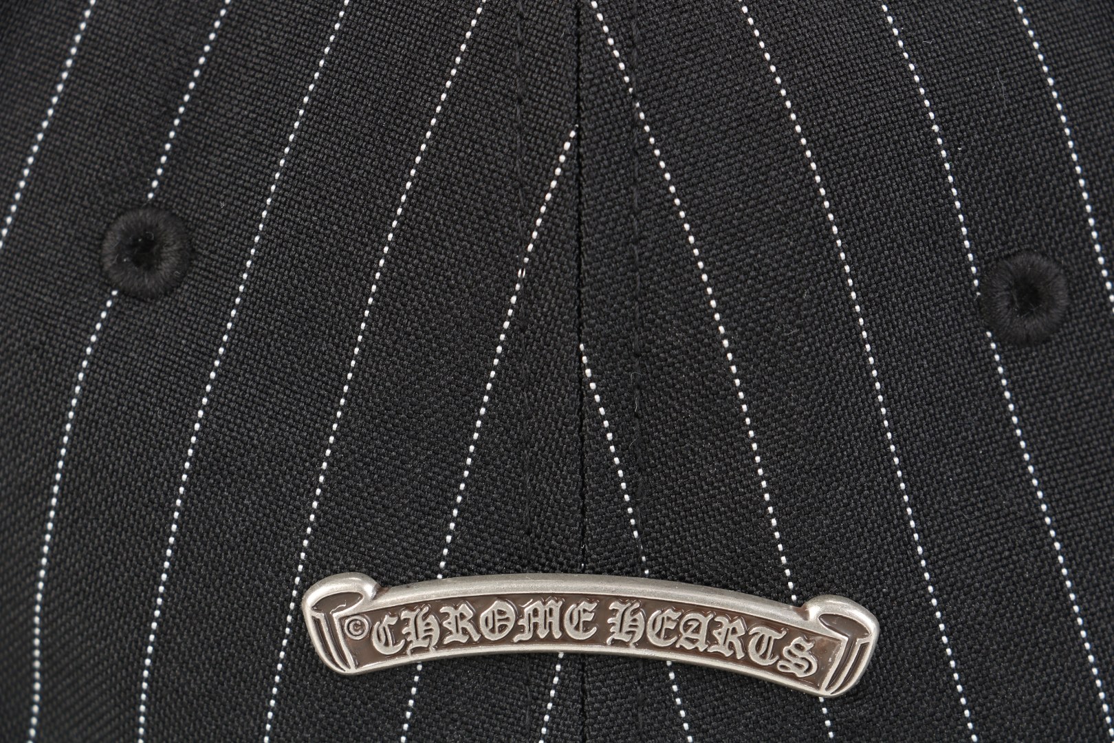 图片[8]-#Chrome Hearts/克罗心 藤蔓宝剑图案帽子 -帽顶金属部件采用925纯银开模铸造，真925纯银 这款高定鸭舌帽将银器制作工艺与街头服饰完美结合，采用收藏级制作标准和两款限定配色，专为追求极致品质与独特风格的配饰玩家而设计，采用进口高密浮雕5000针精密刺绣，创造出极具质感的立体效果，帽顶金属部件采用925纯银开模铸造，确保长期使用仍保持光泽，分别选用古董单宁织机产的靛蓝面料和仿古车间专属研发的梭织条纹面料，帽檐采用植鞣皮革滚边工艺，帽后调节带压印品牌全称标识，版型设计经过精心调整，适合大多数头形，同时提供良好的穿戴体验 尺码：可调节-选品中心