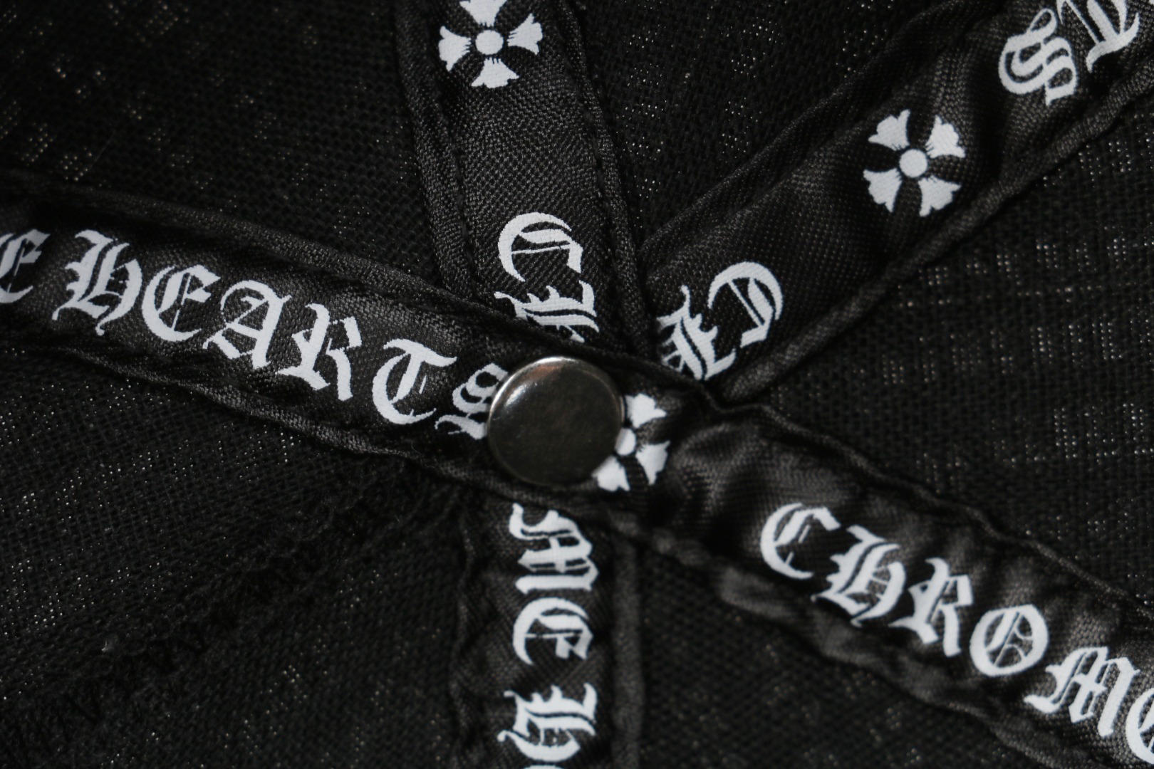 图片[7]-#Chrome Hearts/克罗心 藤蔓宝剑图案帽子 -帽顶金属部件采用925纯银开模铸造，真925纯银 这款高定鸭舌帽将银器制作工艺与街头服饰完美结合，采用收藏级制作标准和两款限定配色，专为追求极致品质与独特风格的配饰玩家而设计，采用进口高密浮雕5000针精密刺绣，创造出极具质感的立体效果，帽顶金属部件采用925纯银开模铸造，确保长期使用仍保持光泽，分别选用古董单宁织机产的靛蓝面料和仿古车间专属研发的梭织条纹面料，帽檐采用植鞣皮革滚边工艺，帽后调节带压印品牌全称标识，版型设计经过精心调整，适合大多数头形，同时提供良好的穿戴体验 尺码：可调节-选品中心