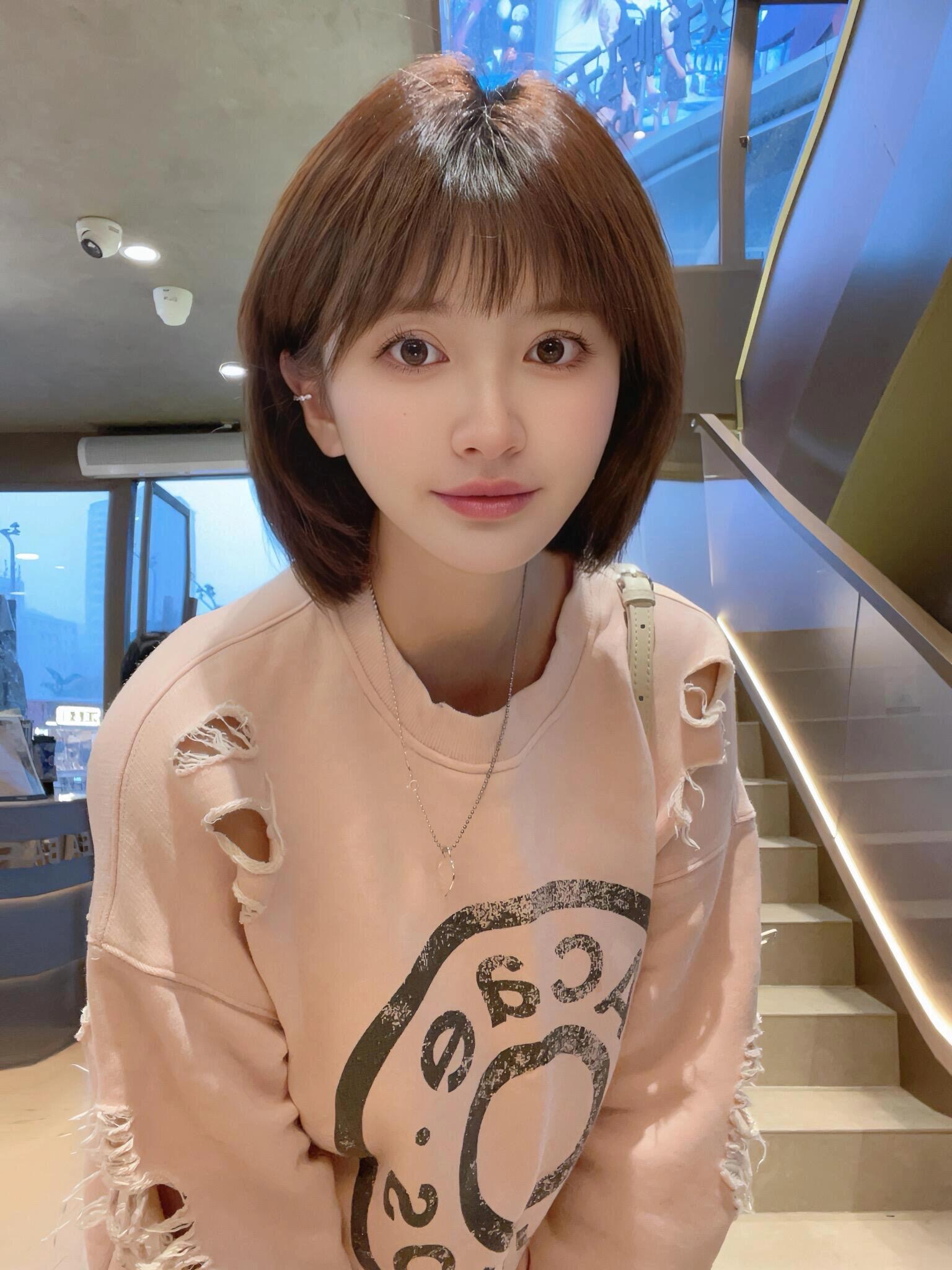 Acne Studios 斑驳圆环破洞圆领卫衣
上身效果#