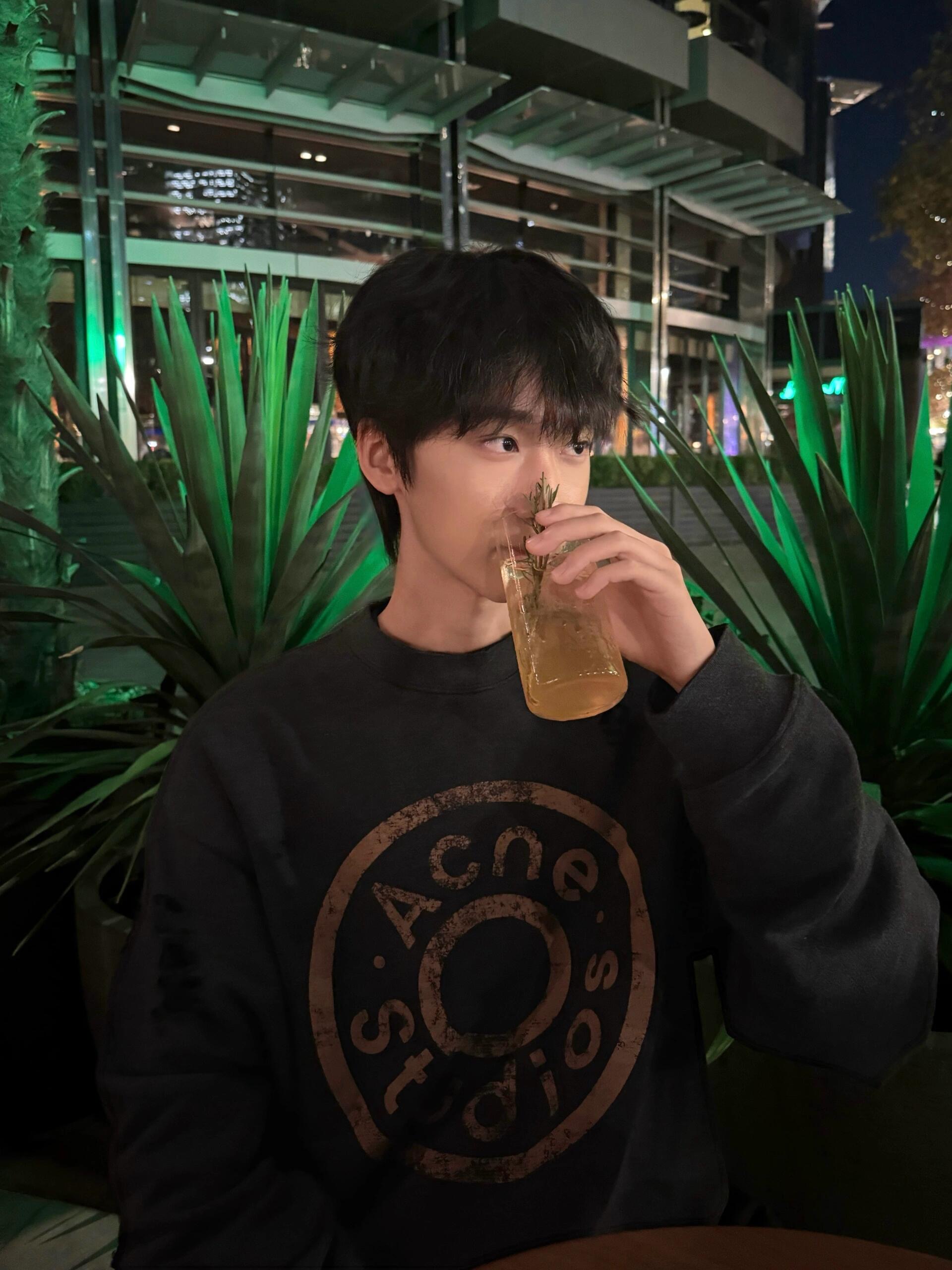 Acne Studios 斑驳圆环破洞圆领卫衣
上身效果#