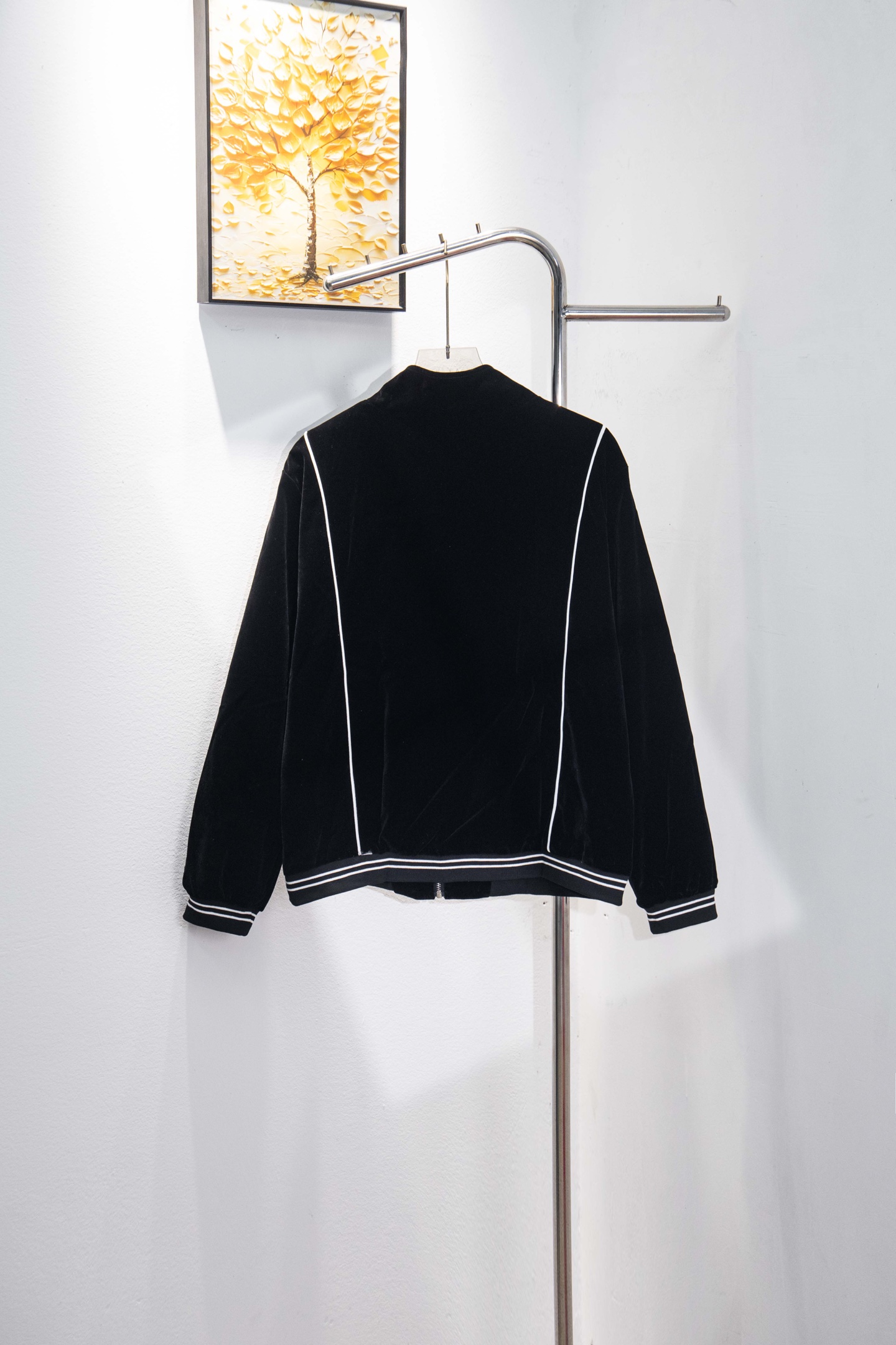 🅿️174
款号：Y200
赛琳 CELINE 春秋季新款黑丝绒夹克
很多人都知道赛琳这个品牌 但是不知道赛琳是属于LV也就是路易威登旗下的品牌 在1996 马车标志诞生后 凯旋门系列也是很爆的 这款丝绒夹克在发布后 凯旋门铁链文化传遍了欧洲 面料上还原了原版复合丝绒面料 起订量很高 不掉色 光滑有手感 绝不是垃圾面料 实拍看的见 胸口标志赛琳精细刺绣很有小心机低调而又不失奢华 工艺复杂程度很高 很好看 很多裁片制作非市面上一片垃圾版本 还原正确版本里布 非一层丝绒错误版本 定制凯旋门拉链五金吊坠 定染同色羊毛螺纹 男女同款 专柜辅料三标齐全 到手就知道品质 废话不多说
颜色：黑色
尺码：S-XL