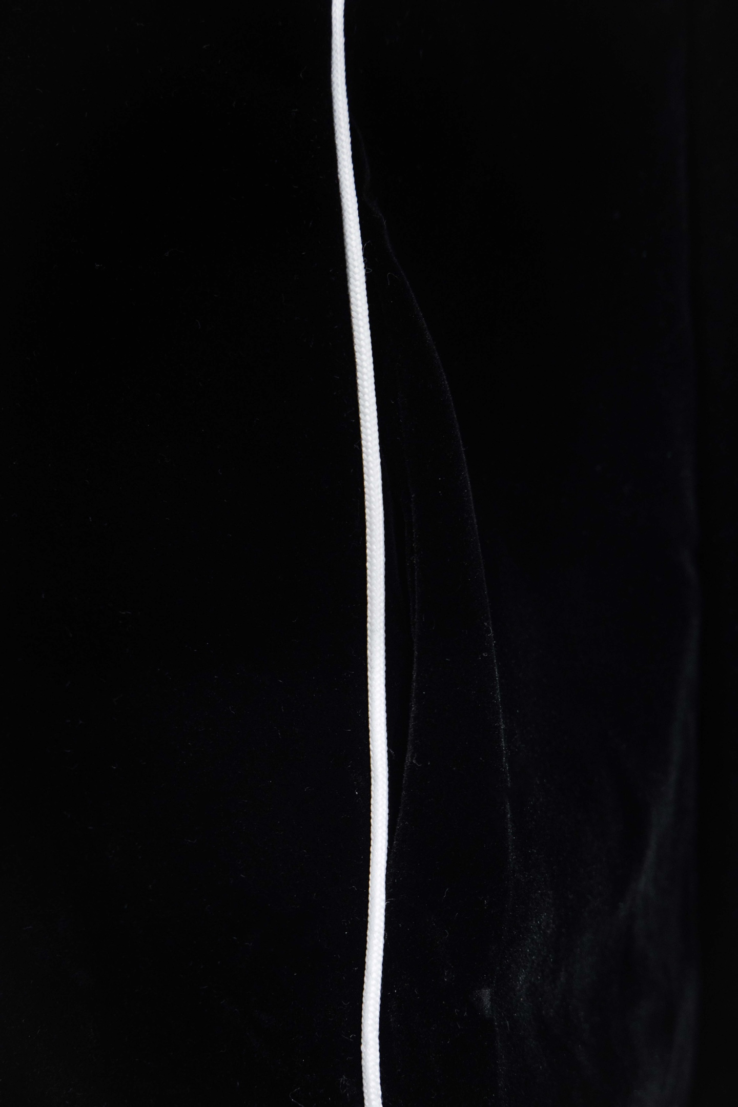 🅿️174
款号：Y200
赛琳 CELINE 春秋季新款黑丝绒夹克
很多人都知道赛琳这个品牌 但是不知道赛琳是属于LV也就是路易威登旗下的品牌 在1996 马车标志诞生后 凯旋门系列也是很爆的 这款丝绒夹克在发布后 凯旋门铁链文化传遍了欧洲 面料上还原了原版复合丝绒面料 起订量很高 不掉色 光滑有手感 绝不是垃圾面料 实拍看的见 胸口标志赛琳精细刺绣很有小心机低调而又不失奢华 工艺复杂程度很高 很好看 很多裁片制作非市面上一片垃圾版本 还原正确版本里布 非一层丝绒错误版本 定制凯旋门拉链五金吊坠 定染同色羊毛螺纹 男女同款 专柜辅料三标齐全 到手就知道品质 废话不多说
颜色：黑色
尺码：S-XL