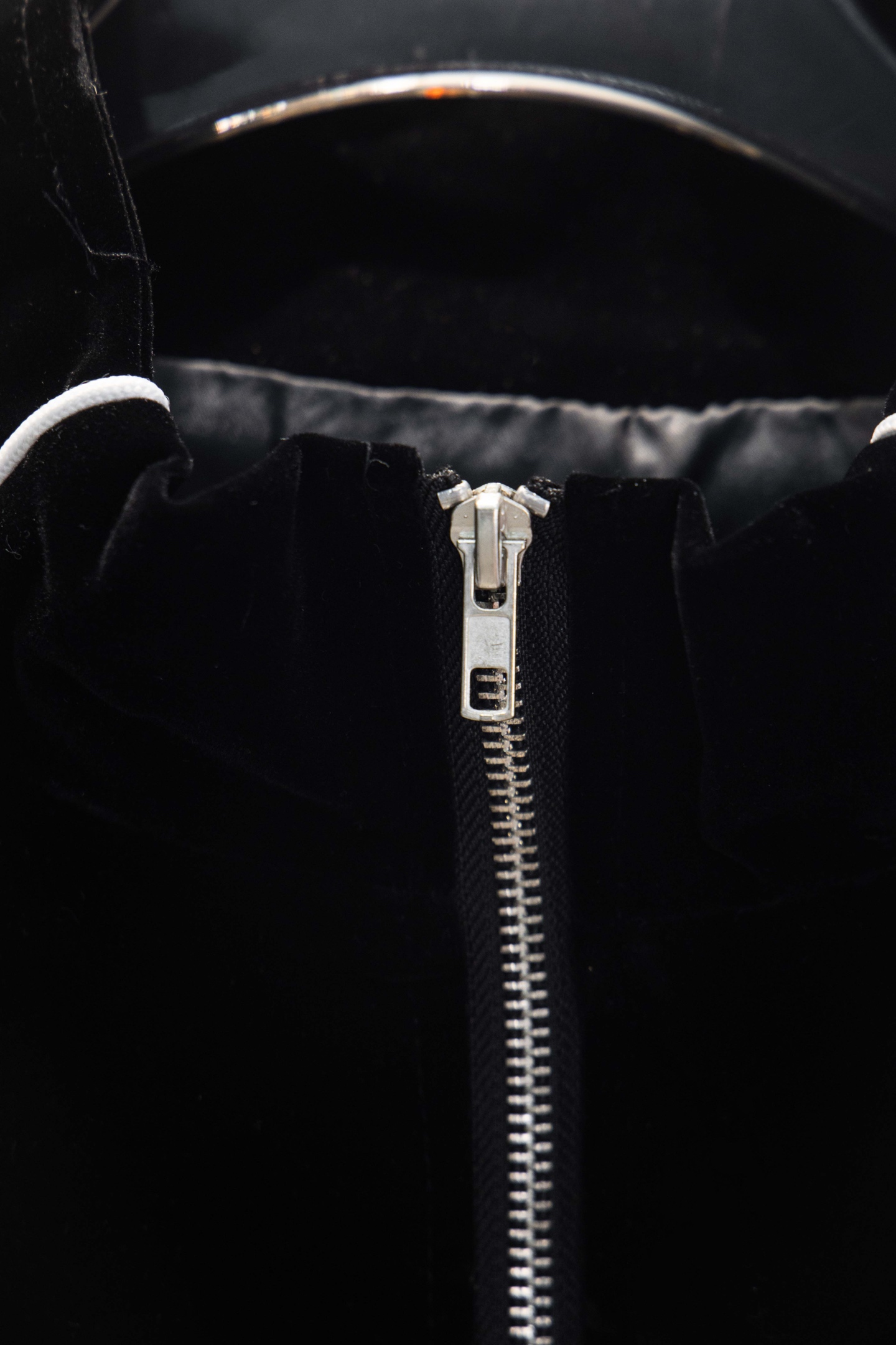 🅿️174
款号：Y200
赛琳 CELINE 春秋季新款黑丝绒夹克
很多人都知道赛琳这个品牌 但是不知道赛琳是属于LV也就是路易威登旗下的品牌 在1996 马车标志诞生后 凯旋门系列也是很爆的 这款丝绒夹克在发布后 凯旋门铁链文化传遍了欧洲 面料上还原了原版复合丝绒面料 起订量很高 不掉色 光滑有手感 绝不是垃圾面料 实拍看的见 胸口标志赛琳精细刺绣很有小心机低调而又不失奢华 工艺复杂程度很高 很好看 很多裁片制作非市面上一片垃圾版本 还原正确版本里布 非一层丝绒错误版本 定制凯旋门拉链五金吊坠 定染同色羊毛螺纹 男女同款 专柜辅料三标齐全 到手就知道品质 废话不多说
颜色：黑色
尺码：S-XL