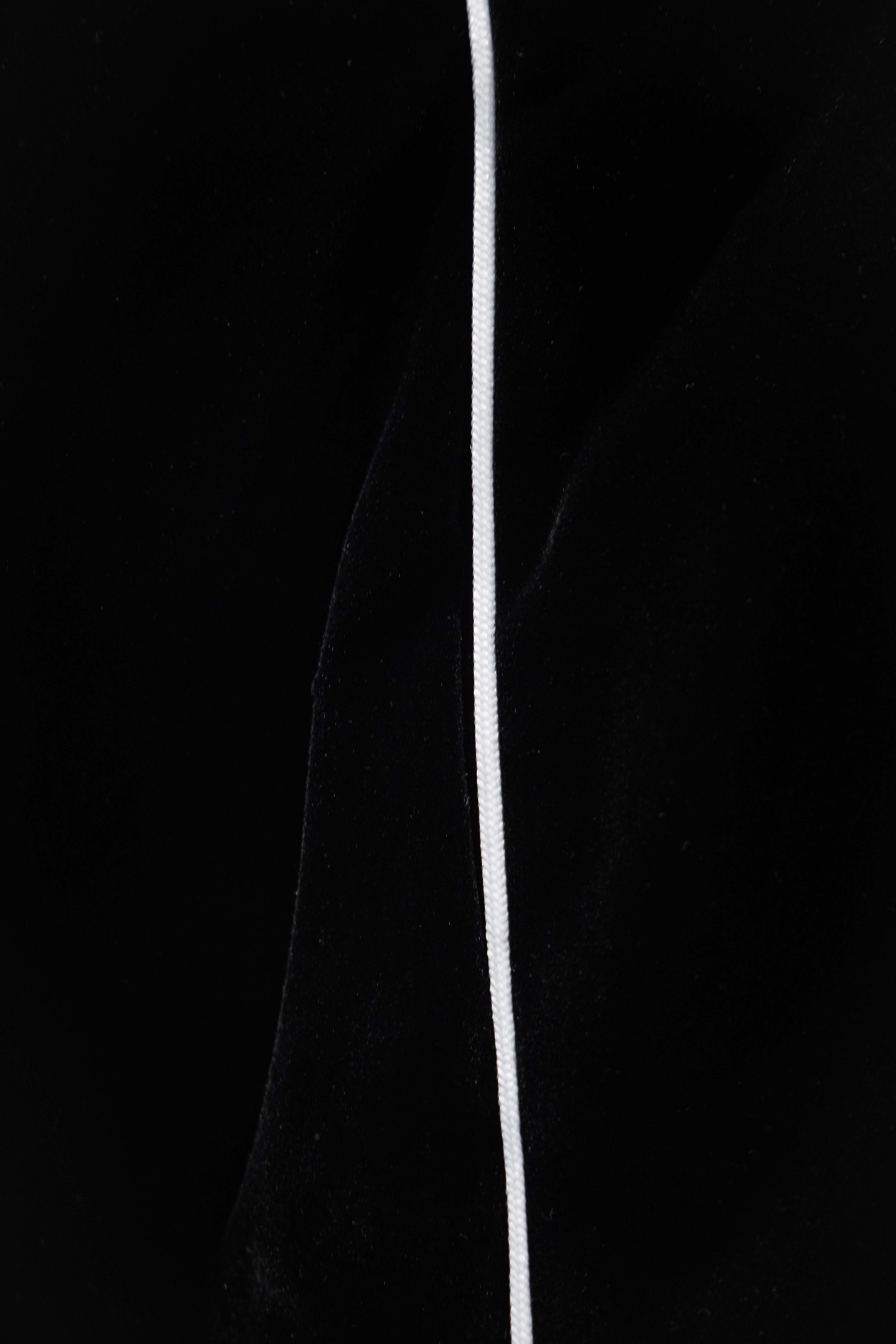 🅿️174
款号：Y200
赛琳 CELINE 春秋季新款黑丝绒夹克
很多人都知道赛琳这个品牌 但是不知道赛琳是属于LV也就是路易威登旗下的品牌 在1996 马车标志诞生后 凯旋门系列也是很爆的 这款丝绒夹克在发布后 凯旋门铁链文化传遍了欧洲 面料上还原了原版复合丝绒面料 起订量很高 不掉色 光滑有手感 绝不是垃圾面料 实拍看的见 胸口标志赛琳精细刺绣很有小心机低调而又不失奢华 工艺复杂程度很高 很好看 很多裁片制作非市面上一片垃圾版本 还原正确版本里布 非一层丝绒错误版本 定制凯旋门拉链五金吊坠 定染同色羊毛螺纹 男女同款 专柜辅料三标齐全 到手就知道品质 废话不多说
颜色：黑色
尺码：S-XL