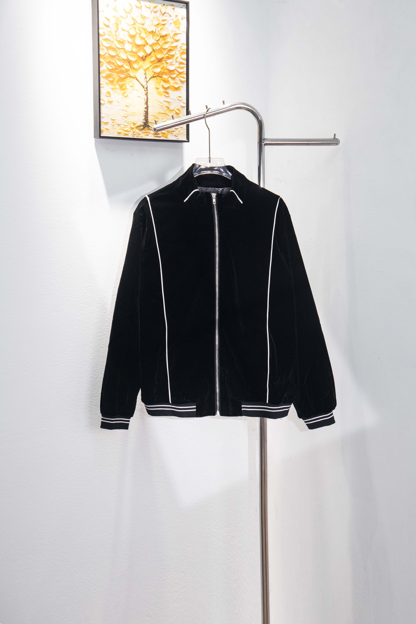 🅿️174
款号：Y200
赛琳 CELINE 春秋季新款黑丝绒夹克
很多人都知道赛琳这个品牌 但是不知道赛琳是属于LV也就是路易威登旗下的品牌 在1996 马车标志诞生后 凯旋门系列也是很爆的 这款丝绒夹克在发布后 凯旋门铁链文化传遍了欧洲 面料上还原了原版复合丝绒面料 起订量很高 不掉色 光滑有手感 绝不是垃圾面料 实拍看的见 胸口标志赛琳精细刺绣很有小心机低调而又不失奢华 工艺复杂程度很高 很好看 很多裁片制作非市面上一片垃圾版本 还原正确版本里布 非一层丝绒错误版本 定制凯旋门拉链五金吊坠 定染同色羊毛螺纹 男女同款 专柜辅料三标齐全 到手就知道品质 废话不多说
颜色：黑色
尺码：S-XL