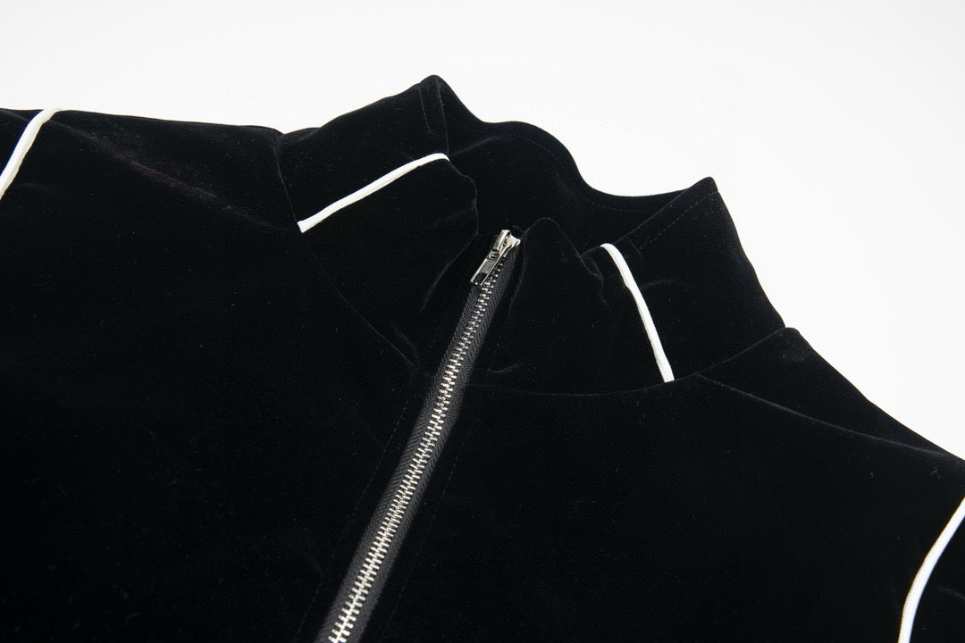 🅿️174
款号：Y200
赛琳 CELINE 春秋季新款黑丝绒夹克
很多人都知道赛琳这个品牌 但是不知道赛琳是属于LV也就是路易威登旗下的品牌 在1996 马车标志诞生后 凯旋门系列也是很爆的 这款丝绒夹克在发布后 凯旋门铁链文化传遍了欧洲 面料上还原了原版复合丝绒面料 起订量很高 不掉色 光滑有手感 绝不是垃圾面料 实拍看的见 胸口标志赛琳精细刺绣很有小心机低调而又不失奢华 工艺复杂程度很高 很好看 很多裁片制作非市面上一片垃圾版本 还原正确版本里布 非一层丝绒错误版本 定制凯旋门拉链五金吊坠 定染同色羊毛螺纹 男女同款 专柜辅料三标齐全 到手就知道品质 废话不多说
颜色：黑色
尺码：S-XL