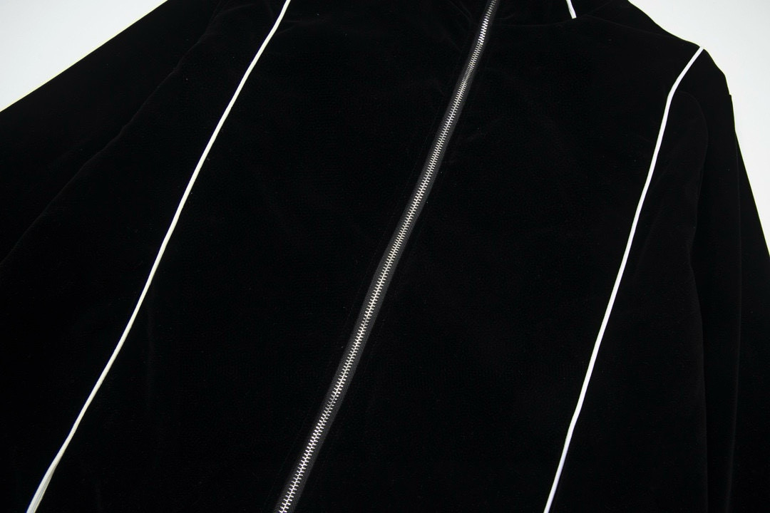 🅿️174
款号：Y200
赛琳 CELINE 春秋季新款黑丝绒夹克
很多人都知道赛琳这个品牌 但是不知道赛琳是属于LV也就是路易威登旗下的品牌 在1996 马车标志诞生后 凯旋门系列也是很爆的 这款丝绒夹克在发布后 凯旋门铁链文化传遍了欧洲 面料上还原了原版复合丝绒面料 起订量很高 不掉色 光滑有手感 绝不是垃圾面料 实拍看的见 胸口标志赛琳精细刺绣很有小心机低调而又不失奢华 工艺复杂程度很高 很好看 很多裁片制作非市面上一片垃圾版本 还原正确版本里布 非一层丝绒错误版本 定制凯旋门拉链五金吊坠 定染同色羊毛螺纹 男女同款 专柜辅料三标齐全 到手就知道品质 废话不多说
颜色：黑色
尺码：S-XL