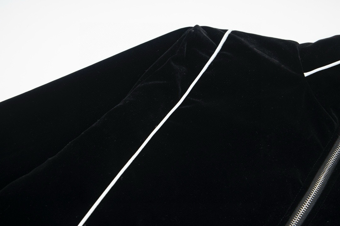 🅿️174
款号：Y200
赛琳 CELINE 春秋季新款黑丝绒夹克
很多人都知道赛琳这个品牌 但是不知道赛琳是属于LV也就是路易威登旗下的品牌 在1996 马车标志诞生后 凯旋门系列也是很爆的 这款丝绒夹克在发布后 凯旋门铁链文化传遍了欧洲 面料上还原了原版复合丝绒面料 起订量很高 不掉色 光滑有手感 绝不是垃圾面料 实拍看的见 胸口标志赛琳精细刺绣很有小心机低调而又不失奢华 工艺复杂程度很高 很好看 很多裁片制作非市面上一片垃圾版本 还原正确版本里布 非一层丝绒错误版本 定制凯旋门拉链五金吊坠 定染同色羊毛螺纹 男女同款 专柜辅料三标齐全 到手就知道品质 废话不多说
颜色：黑色
尺码：S-XL