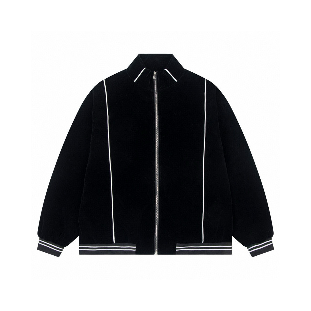 🅿️174
款号：Y200
赛琳 CELINE 春秋季新款黑丝绒夹克
很多人都知道赛琳这个品牌 但是不知道赛琳是属于LV也就是路易威登旗下的品牌 在1996 马车标志诞生后 凯旋门系列也是很爆的 这款丝绒夹克在发布后 凯旋门铁链文化传遍了欧洲 面料上还原了原版复合丝绒面料 起订量很高 不掉色 光滑有手感 绝不是垃圾面料 实拍看的见 胸口标志赛琳精细刺绣很有小心机低调而又不失奢华 工艺复杂程度很高 很好看 很多裁片制作非市面上一片垃圾版本 还原正确版本里布 非一层丝绒错误版本 定制凯旋门拉链五金吊坠 定染同色羊毛螺纹 男女同款 专柜辅料三标齐全 到手就知道品质 废话不多说
颜色：黑色
尺码：S-XL