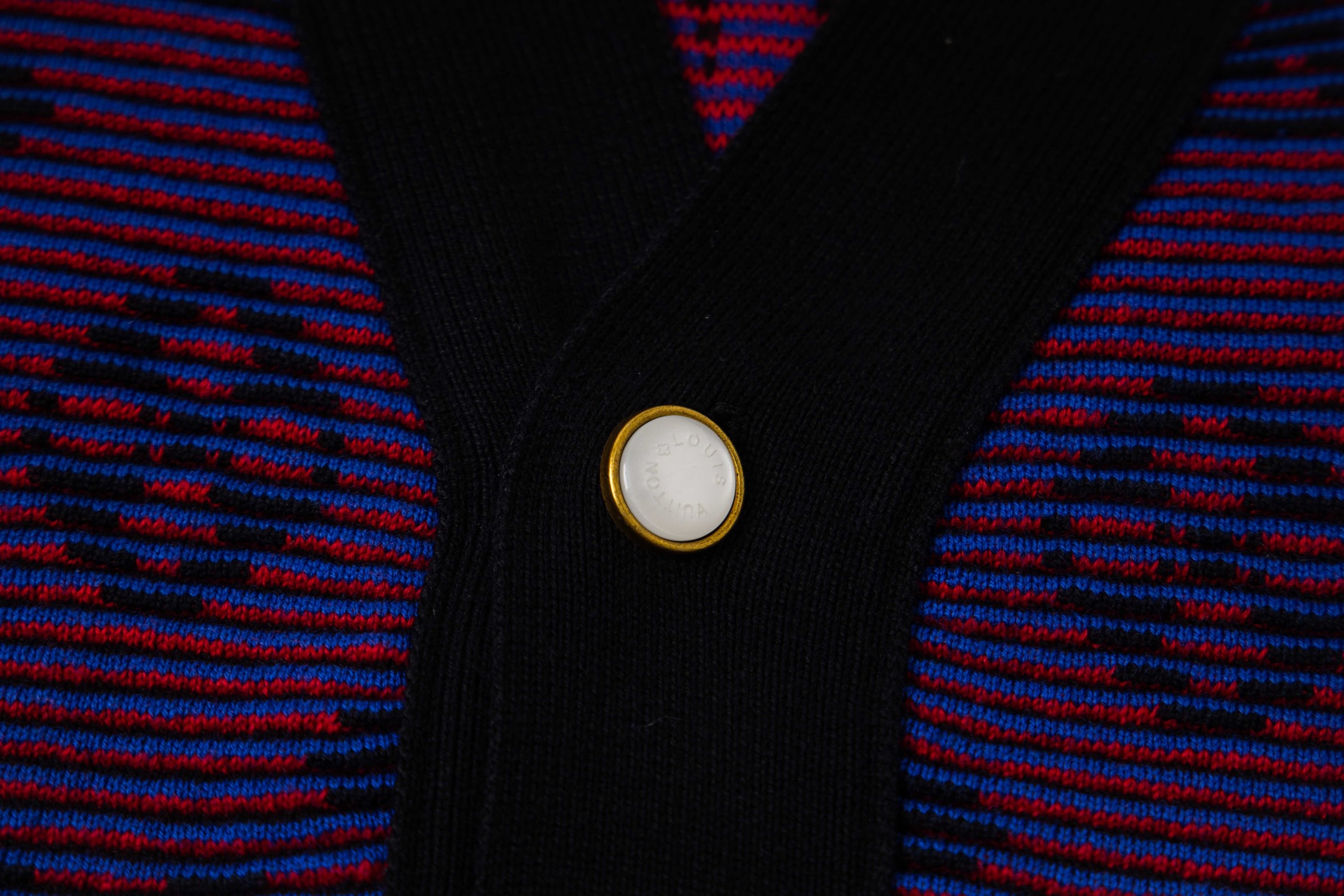 🅿️184
款号：Y211
LV路易威登官网版本重工光晕渐变提花针织开衫外套
💥一公斤超重顶级独家版本 垂坠感十足
官网新款原版1:1定做 德国进口渐变纱线定制外套 不同光线下折射出不同色彩 
通过同色系或相邻色系的过渡与晕染，营造出朦胧光线附着在针织肌理上的视觉效果，带来光影交错般的柔和与浪漫。
 德国进口机器制作 普通小作坊做不出来 开模定制拉链高级感拉满，宽松的版型，不仅显瘦还百搭 ，打造随性慵懒舒适的穿搭 
颜色：渐变紫
尺码：S-XL