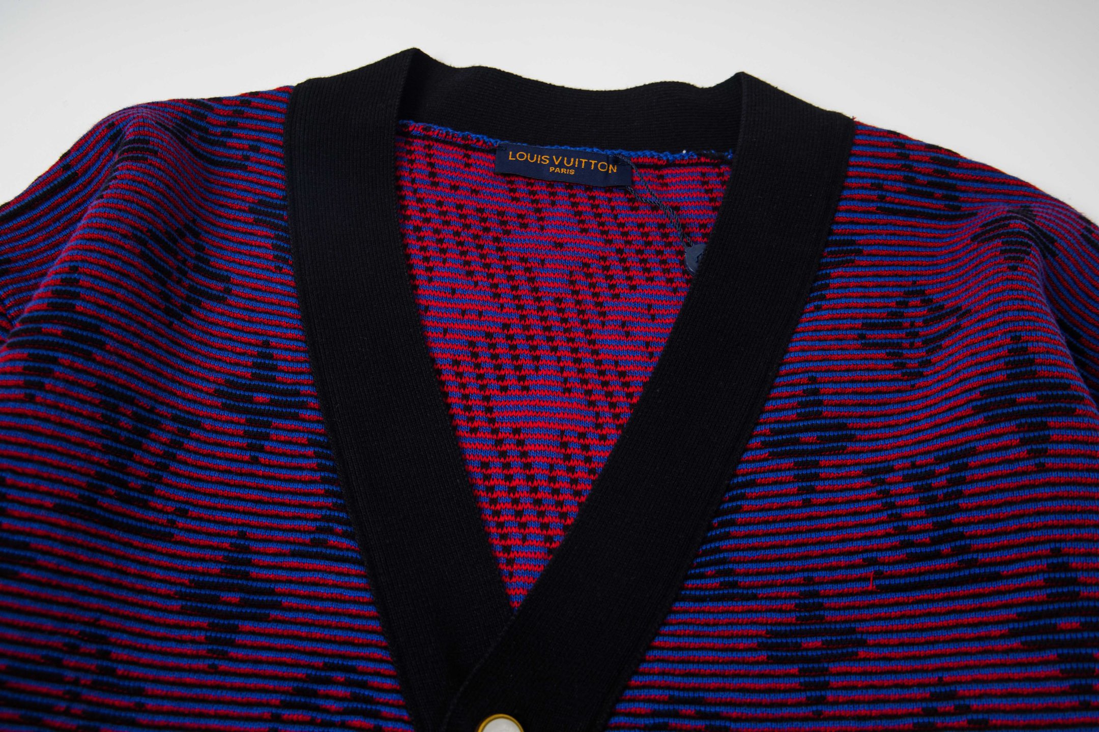 🅿️184
款号：Y211
LV路易威登官网版本重工光晕渐变提花针织开衫外套
💥一公斤超重顶级独家版本 垂坠感十足
官网新款原版1:1定做 德国进口渐变纱线定制外套 不同光线下折射出不同色彩 
通过同色系或相邻色系的过渡与晕染，营造出朦胧光线附着在针织肌理上的视觉效果，带来光影交错般的柔和与浪漫。
 德国进口机器制作 普通小作坊做不出来 开模定制拉链高级感拉满，宽松的版型，不仅显瘦还百搭 ，打造随性慵懒舒适的穿搭 
颜色：渐变紫
尺码：S-XL