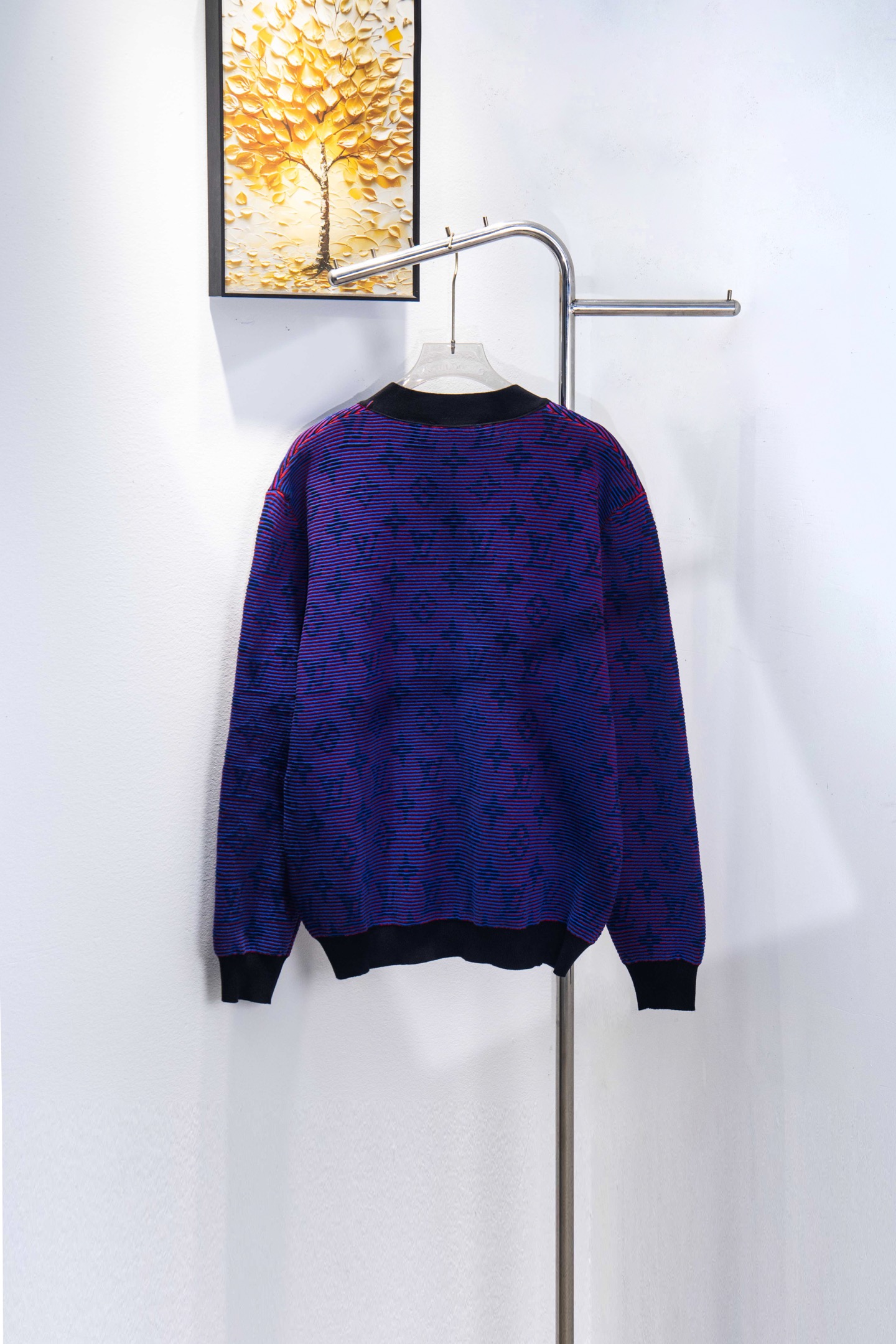 🅿️184
款号：Y211
LV路易威登官网版本重工光晕渐变提花针织开衫外套
💥一公斤超重顶级独家版本 垂坠感十足
官网新款原版1:1定做 德国进口渐变纱线定制外套 不同光线下折射出不同色彩 
通过同色系或相邻色系的过渡与晕染，营造出朦胧光线附着在针织肌理上的视觉效果，带来光影交错般的柔和与浪漫。
 德国进口机器制作 普通小作坊做不出来 开模定制拉链高级感拉满，宽松的版型，不仅显瘦还百搭 ，打造随性慵懒舒适的穿搭 
颜色：渐变紫
尺码：S-XL