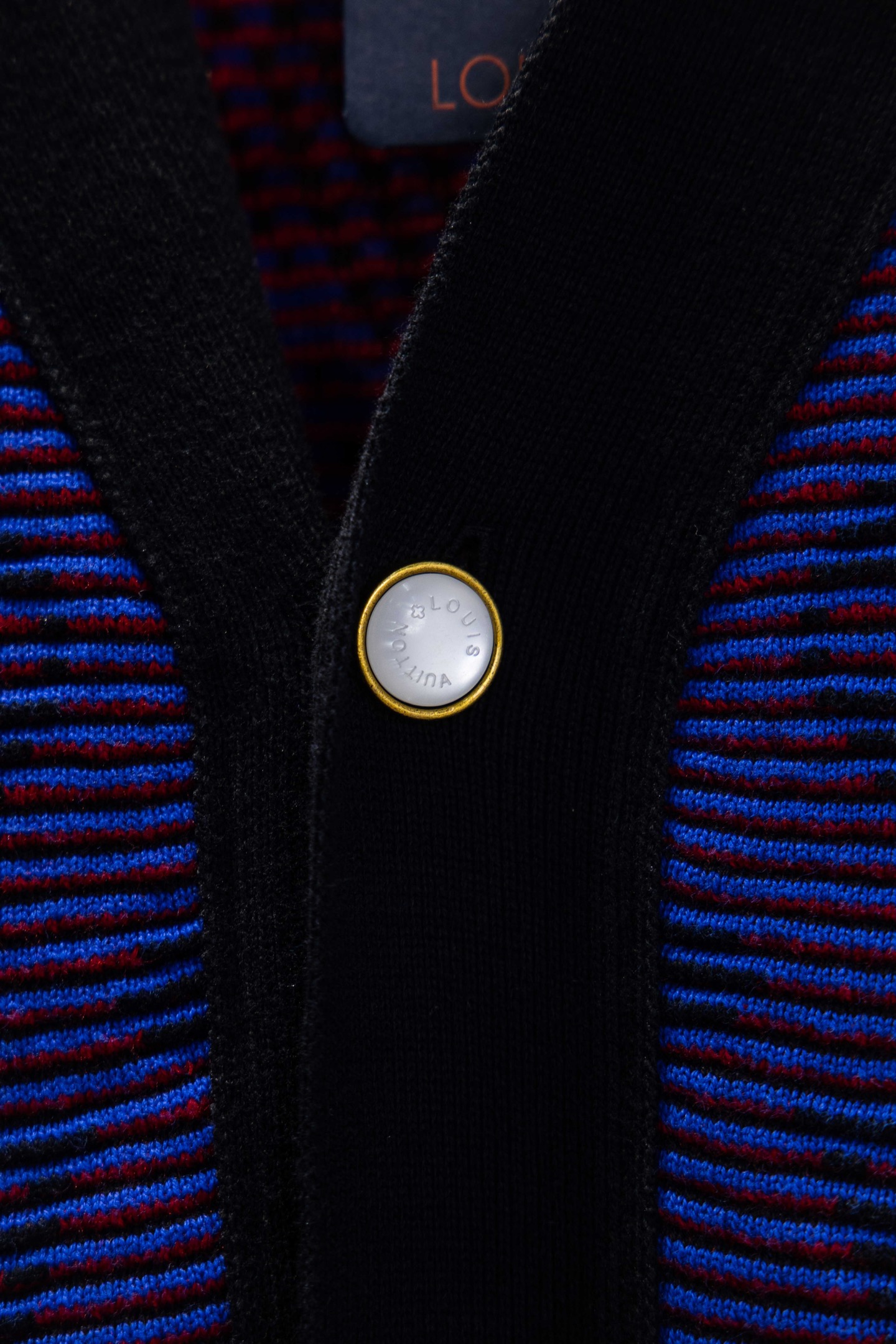 🅿️184
款号：Y211
LV路易威登官网版本重工光晕渐变提花针织开衫外套
💥一公斤超重顶级独家版本 垂坠感十足
官网新款原版1:1定做 德国进口渐变纱线定制外套 不同光线下折射出不同色彩 
通过同色系或相邻色系的过渡与晕染，营造出朦胧光线附着在针织肌理上的视觉效果，带来光影交错般的柔和与浪漫。
 德国进口机器制作 普通小作坊做不出来 开模定制拉链高级感拉满，宽松的版型，不仅显瘦还百搭 ，打造随性慵懒舒适的穿搭 
颜色：渐变紫
尺码：S-XL