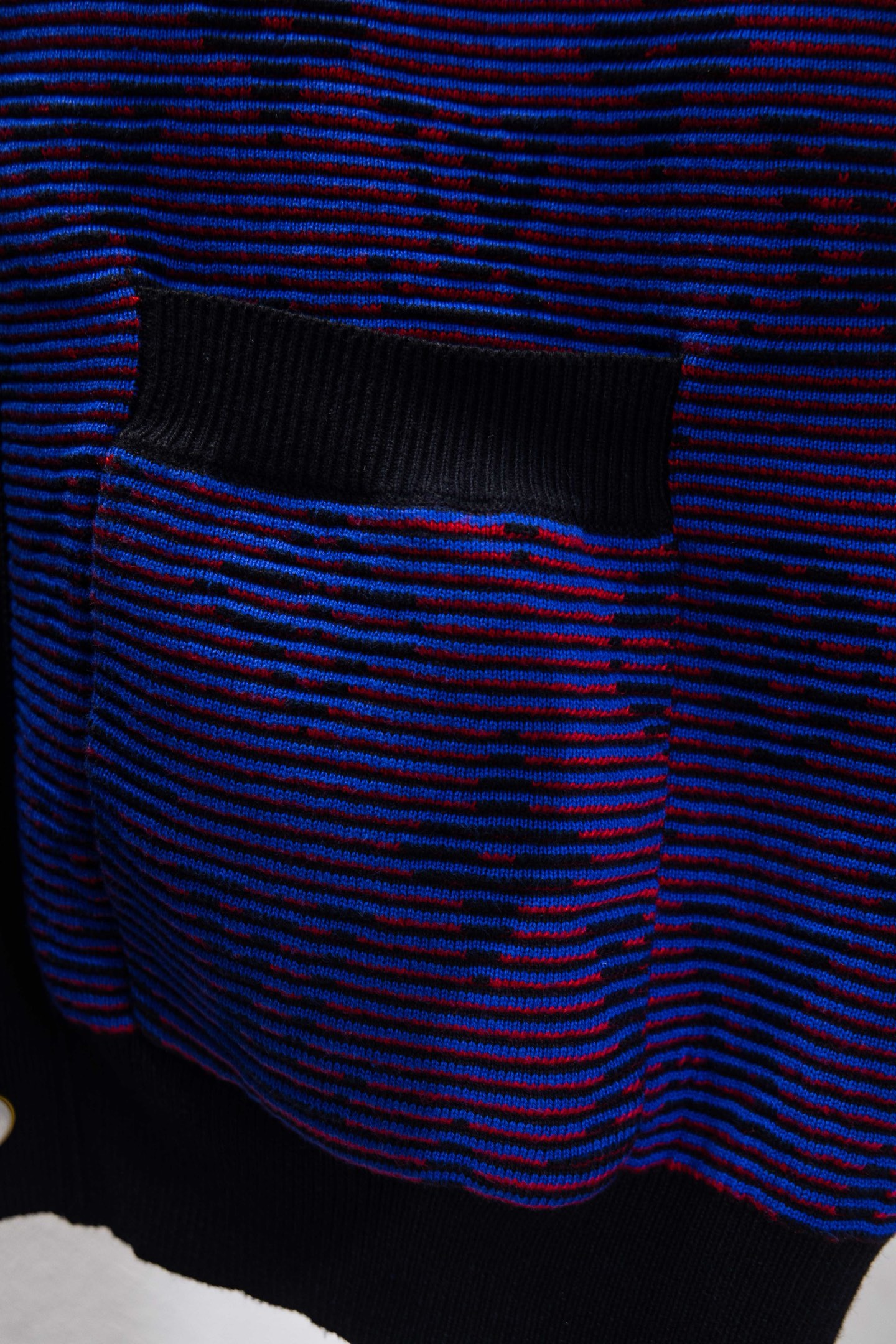 🅿️184
款号：Y211
LV路易威登官网版本重工光晕渐变提花针织开衫外套
💥一公斤超重顶级独家版本 垂坠感十足
官网新款原版1:1定做 德国进口渐变纱线定制外套 不同光线下折射出不同色彩 
通过同色系或相邻色系的过渡与晕染，营造出朦胧光线附着在针织肌理上的视觉效果，带来光影交错般的柔和与浪漫。
 德国进口机器制作 普通小作坊做不出来 开模定制拉链高级感拉满，宽松的版型，不仅显瘦还百搭 ，打造随性慵懒舒适的穿搭 
颜色：渐变紫
尺码：S-XL