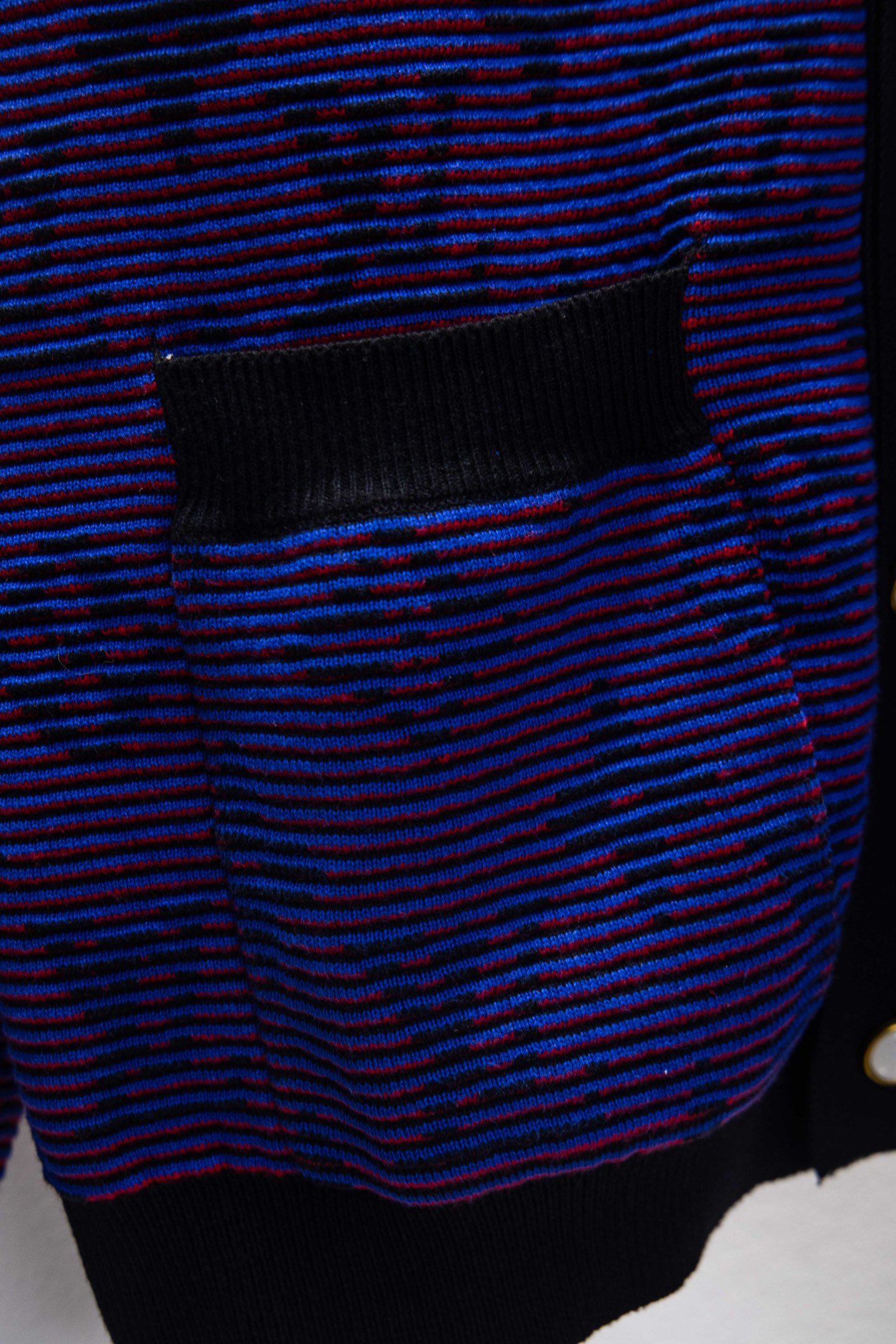 🅿️184
款号：Y211
LV路易威登官网版本重工光晕渐变提花针织开衫外套
💥一公斤超重顶级独家版本 垂坠感十足
官网新款原版1:1定做 德国进口渐变纱线定制外套 不同光线下折射出不同色彩 
通过同色系或相邻色系的过渡与晕染，营造出朦胧光线附着在针织肌理上的视觉效果，带来光影交错般的柔和与浪漫。
 德国进口机器制作 普通小作坊做不出来 开模定制拉链高级感拉满，宽松的版型，不仅显瘦还百搭 ，打造随性慵懒舒适的穿搭 
颜色：渐变紫
尺码：S-XL