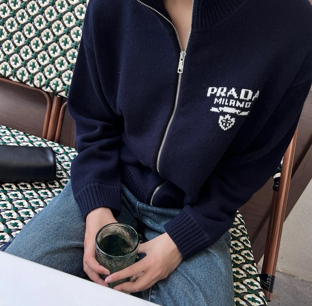 🅿️154 (模特咨询图) 款号:Y224 Prada 普拉达提花字母针织毛衣外套 2023新款市面1:1最高版本复刻 原版开发 定智针织面料工艺处理 绝非市场羊毛成分通过水洗做出来的手感效果厚实感十足 质感区别市场货 高度还原 每一个颜色起订量需要500KG选定一线毛纺工厂代工 吊牌 吊粒 水洗 包装袋 全套辅料 颜值相当高 做工超精致 颜色:黑色