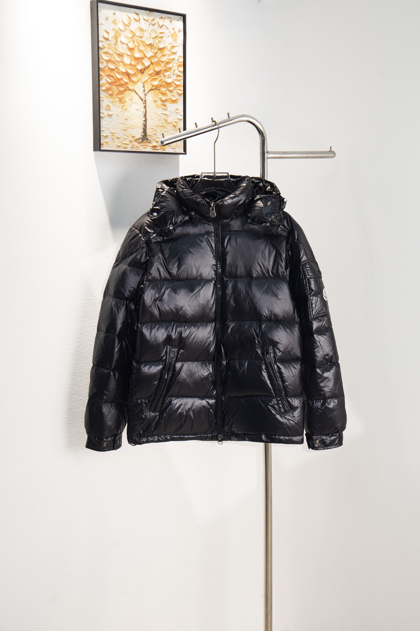 🅿️405
款号：Y256
陈奕迅同款蒙口玛雅羽绒服 Moncler Maya 蒙口亮面小标羽绒服 -天花板版本，区别通货 
①:支持NFC识别，手机靠近手臂蒙口小标，直接弹出官网 
②:水洗标有10多页 
③:黑色内里为灰色，区别通货的黑里 
Moncler Maya 经典之作亮面小标羽绒服 袖口上的口袋与小标的完美结合 穿在身上 百搭显瘦 帽子🉑️拆卸 一衣两穿 都经典 -面料定制与原版一致漆面亮面布料 防风 防水 与原版一致 区别市场不对版黑色内里 -填充90白鸭绒 充绒高达400g+ 保暖效果极佳 冷冻必备 定制原版辅料 三标齐全 开模定制logo纽扣 逼格满满
颜色：图片色
尺码：1—5