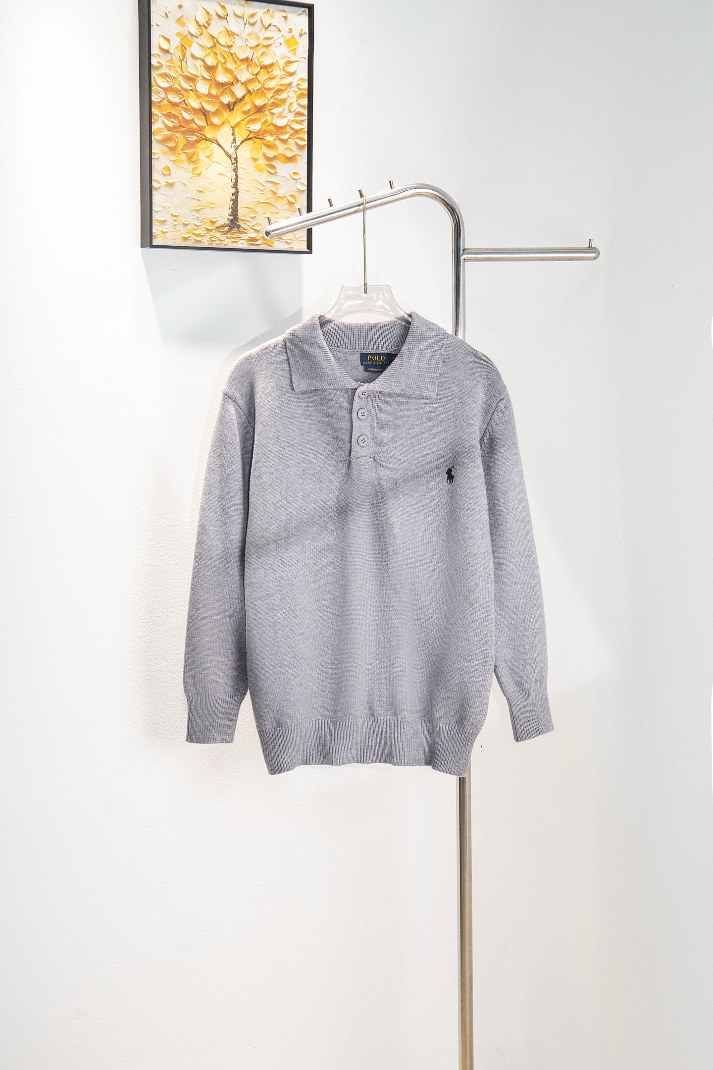 🅿️215
款号:Y258
拉夫劳伦POLO麻花版纽扣开胸毛衣每一年的限量款 店里不会上很多的款!
Ralph Lauren拉夫劳伦男士半纽扣毛衣
版型真的很好看 可以单穿 也可以当外套 套在内搭外面 不挑人百搭好看
吊牌 吊粒 水洗 包装袋 全套辅料
颜值相当高 做工超精致
颜色:藏青 灰色 杏色 藏青
尺码:S M L XL