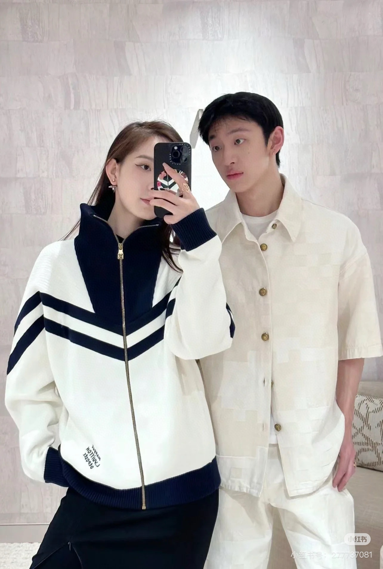 🅿️300（模特咨询图）
款号：Y260
Lv &路易威登 Louis Vuitton棉质针织束腰夹克向航海制服汲取灵感，以织带构筑上部和衣袖的摩登图案
版型完美复制ZP 细节直接拉满 原版全套1:1定制辅料 与专柜同步 秋冬人手必备的一款
吊牌 吊粒 水洗 包装袋 全套辅料 
颜值相当高 做工超精致
颜色：白色 藏青
尺码；M-XXL