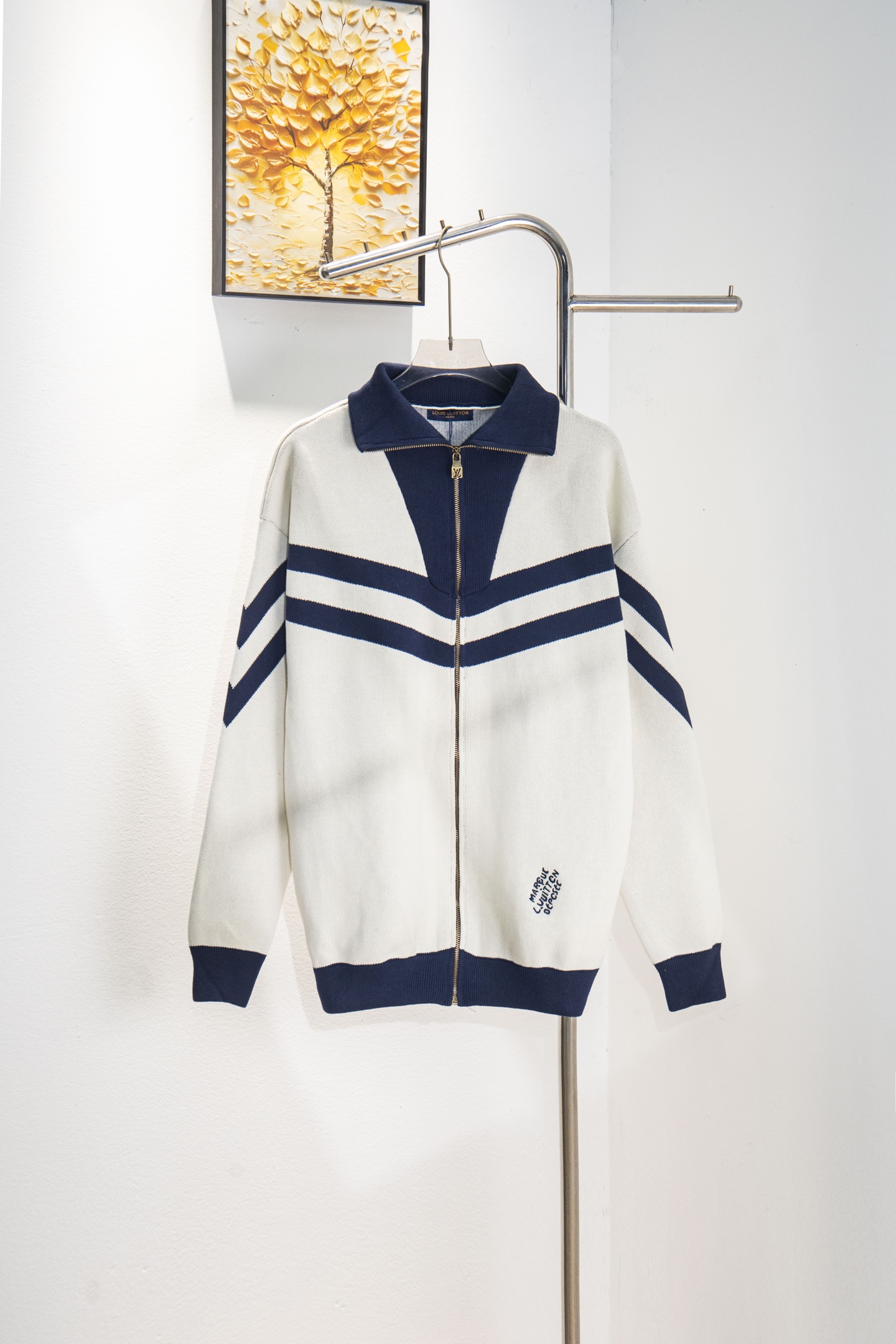 🅿️300（模特咨询图）
款号：Y260
Lv &路易威登 Louis Vuitton棉质针织束腰夹克向航海制服汲取灵感，以织带构筑上部和衣袖的摩登图案
版型完美复制ZP 细节直接拉满 原版全套1:1定制辅料 与专柜同步 秋冬人手必备的一款
吊牌 吊粒 水洗 包装袋 全套辅料 
颜值相当高 做工超精致
颜色：白色 藏青
尺码；M-XXL