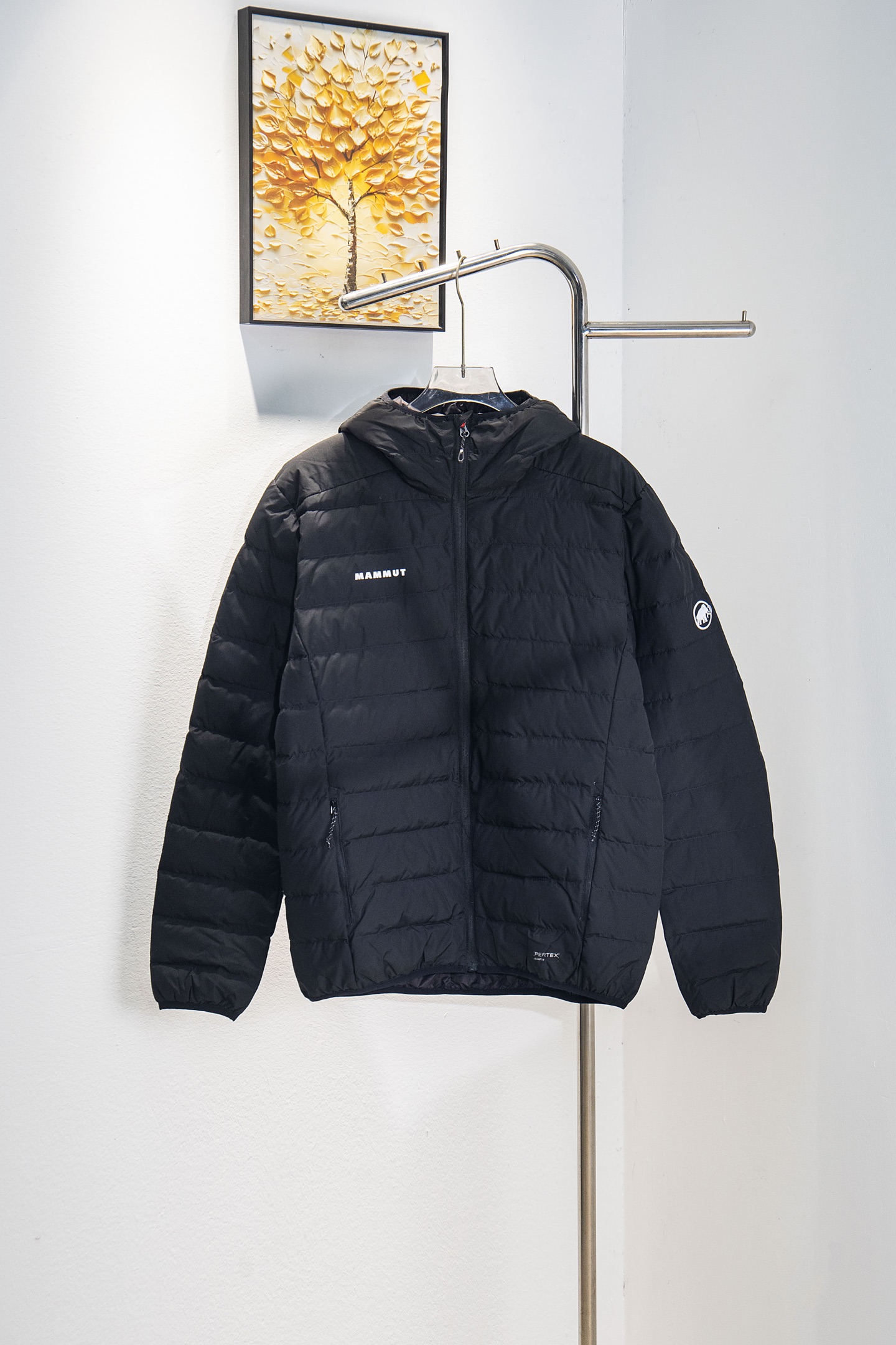 🅿️495
款号：Y262
大象轻薄羽绒服
90优质鸭绒，700蓬松度，轻盈保暖

PERTEX科技面料，防风 防水 可再生纱线

采用透软轻盈且防风的Pertex® Quantum®
面料，由再生纱线制成

可调节风帽设计，下巴保护罩设计，袖口和下摆采用松紧设计，打造利落贴合感

吊牌 吊粒 水洗 包装袋 全套辅料 
颜值相当高 做工超精致
颜色：黑色
尺码：S M L XL