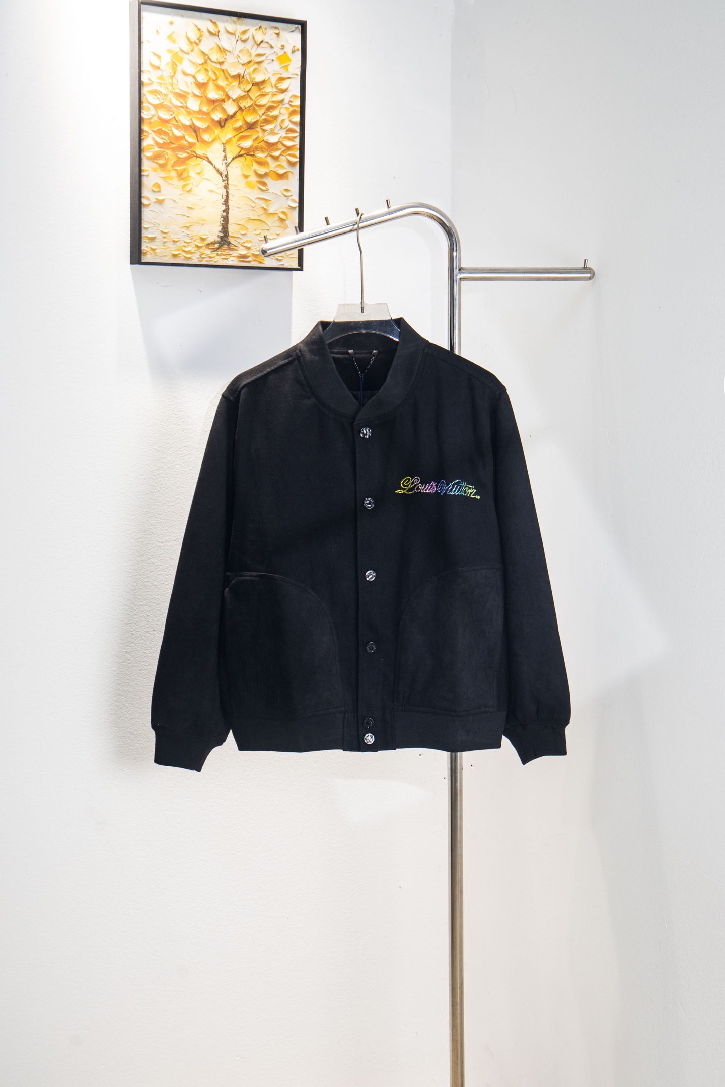 🅿️270
款号：Y264
LV 路易威登鹿皮绒拼接斜纹棉彩钻绣花棒球服夹克外套
多明星网红爆款百搭款 彩钻系列不掉钻 精密万针绣花不漏针全方位1.1还原所见即所得 面料精选原版一致鹿皮绒 斜纹棉拼接 实物超级帅 非常板正 强烈安利🙋🏻‍♂️
吊牌 吊粒 水洗 包装袋 全套辅料 
颜值相当高 做工超精致
颜色：黑色
尺码：S M L XL