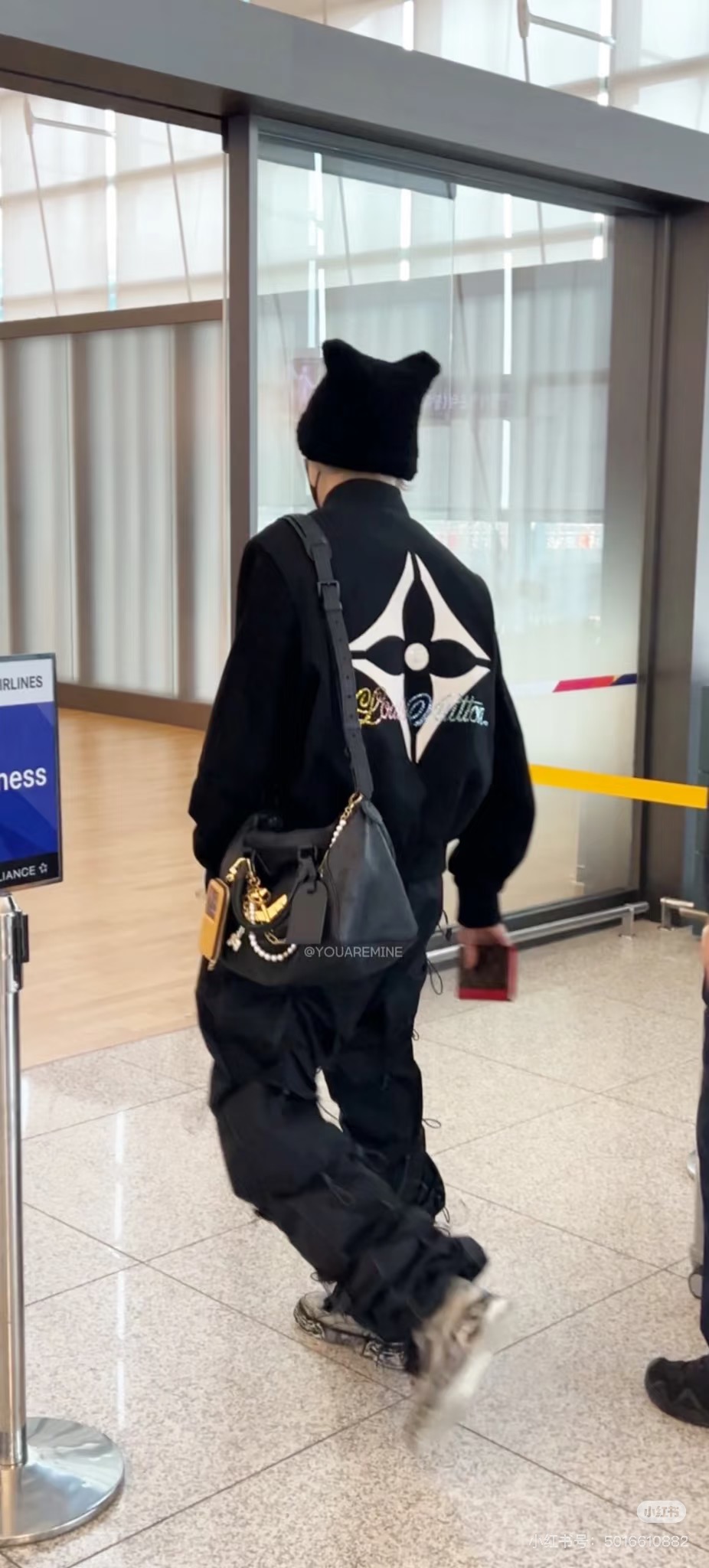 🅿️270（模特咨询图）
款号：Y264
LV 路易威登鹿皮绒拼接斜纹棉彩钻绣花棒球服夹克外套
多明星网红爆款百搭款 彩钻系列不掉钻 精密万针绣花不漏针全方位1.1还原所见即所得 面料精选原版一致鹿皮绒 斜纹棉拼接 实物超级帅 非常板正 强烈安利🙋🏻‍♂️
吊牌 吊粒 水洗 包装袋 全套辅料 
颜值相当高 做工超精致
颜色：黑色
尺码：S M L XL