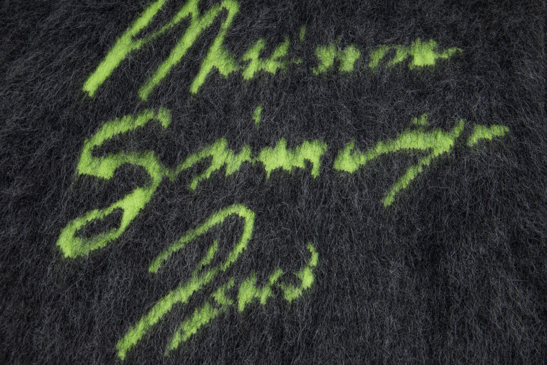 🅿️154 款号:Y266 Lv路易威登海马毛经典字母套头毛衣 满满的秋冬氛围感 纱线软糯 它是那种越看越爱的高级色调,轻松搭配衣橱里的各种下装 大气好看 百搭 不挑人 吊牌 吊粒 水洗 包装袋 全套辅料 颜值相当高 做工超精致 颜色:灰色