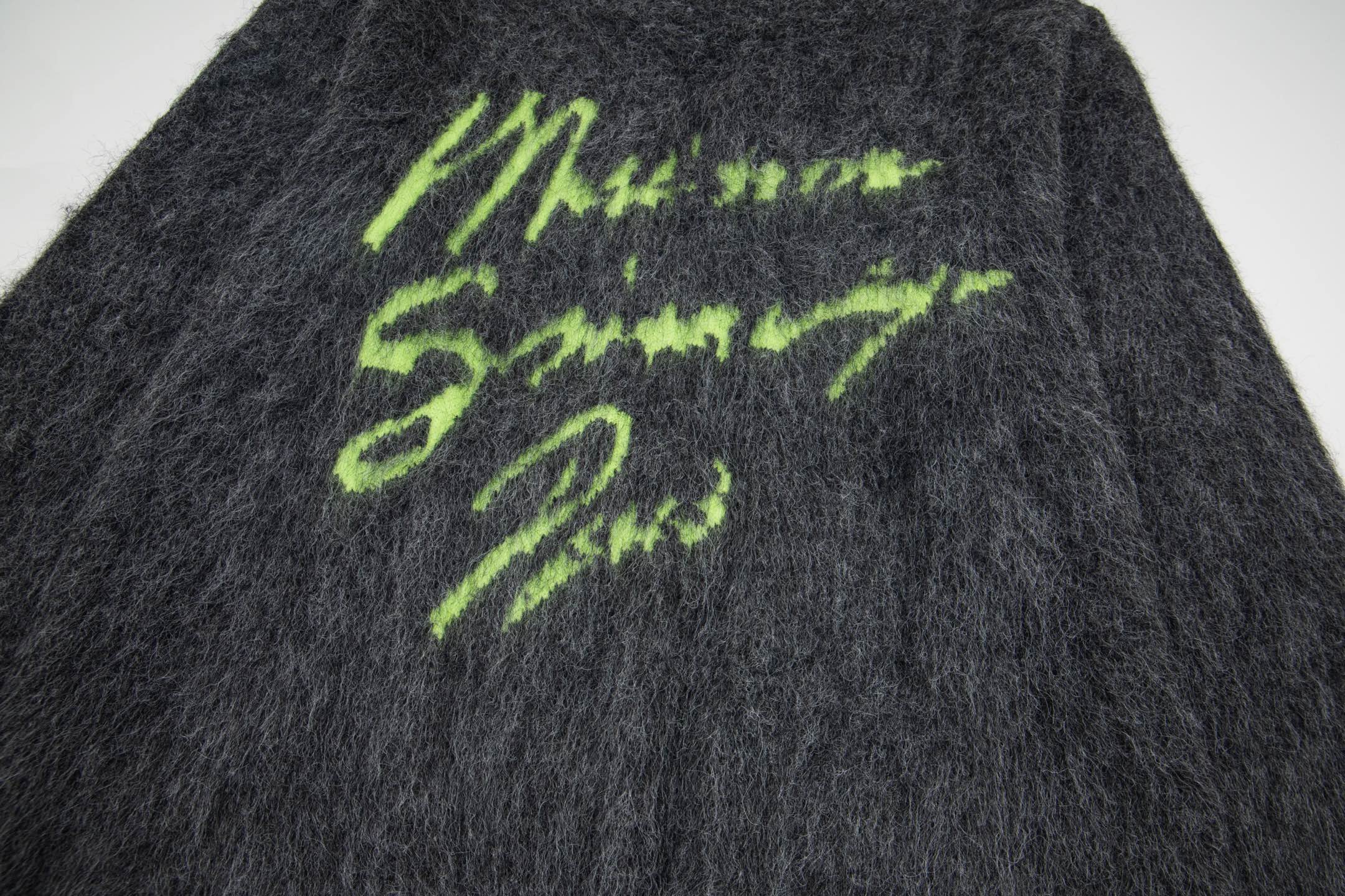 🅿️154 款号:Y266 Lv路易威登海马毛经典字母套头毛衣 满满的秋冬氛围感 纱线软糯 它是那种越看越爱的高级色调,轻松搭配衣橱里的各种下装 大气好看 百搭 不挑人 吊牌 吊粒 水洗 包装袋 全套辅料 颜值相当高 做工超精致 颜色:灰色