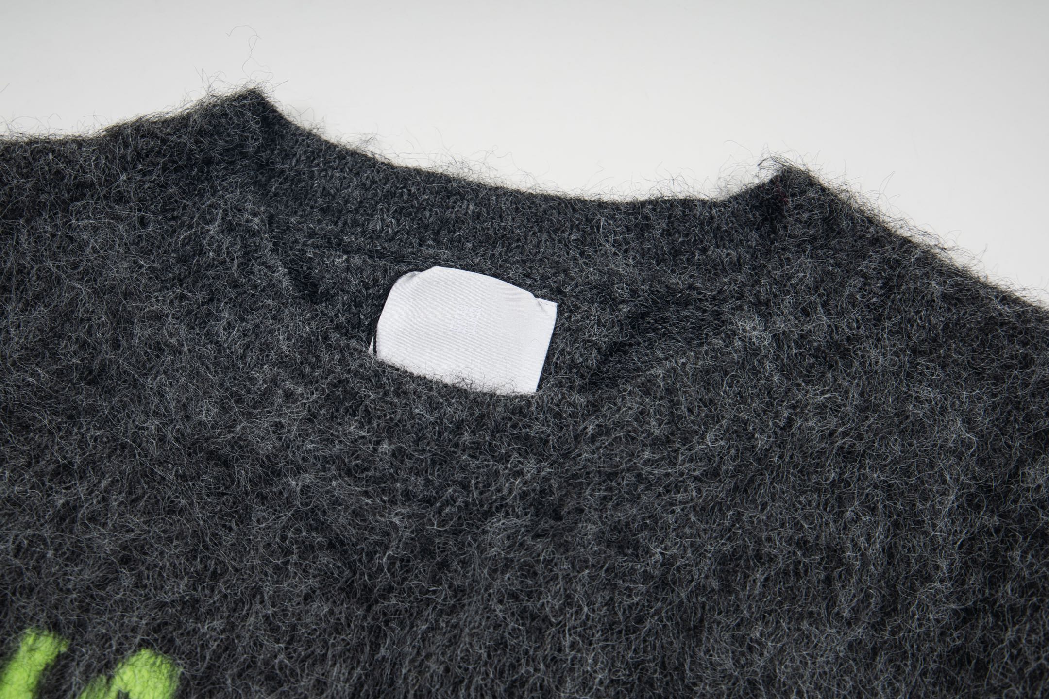 🅿️154 款号:Y266 Lv路易威登海马毛经典字母套头毛衣 满满的秋冬氛围感 纱线软糯 它是那种越看越爱的高级色调,轻松搭配衣橱里的各种下装 大气好看 百搭 不挑人 吊牌 吊粒 水洗 包装袋 全套辅料 颜值相当高 做工超精致 颜色:灰色