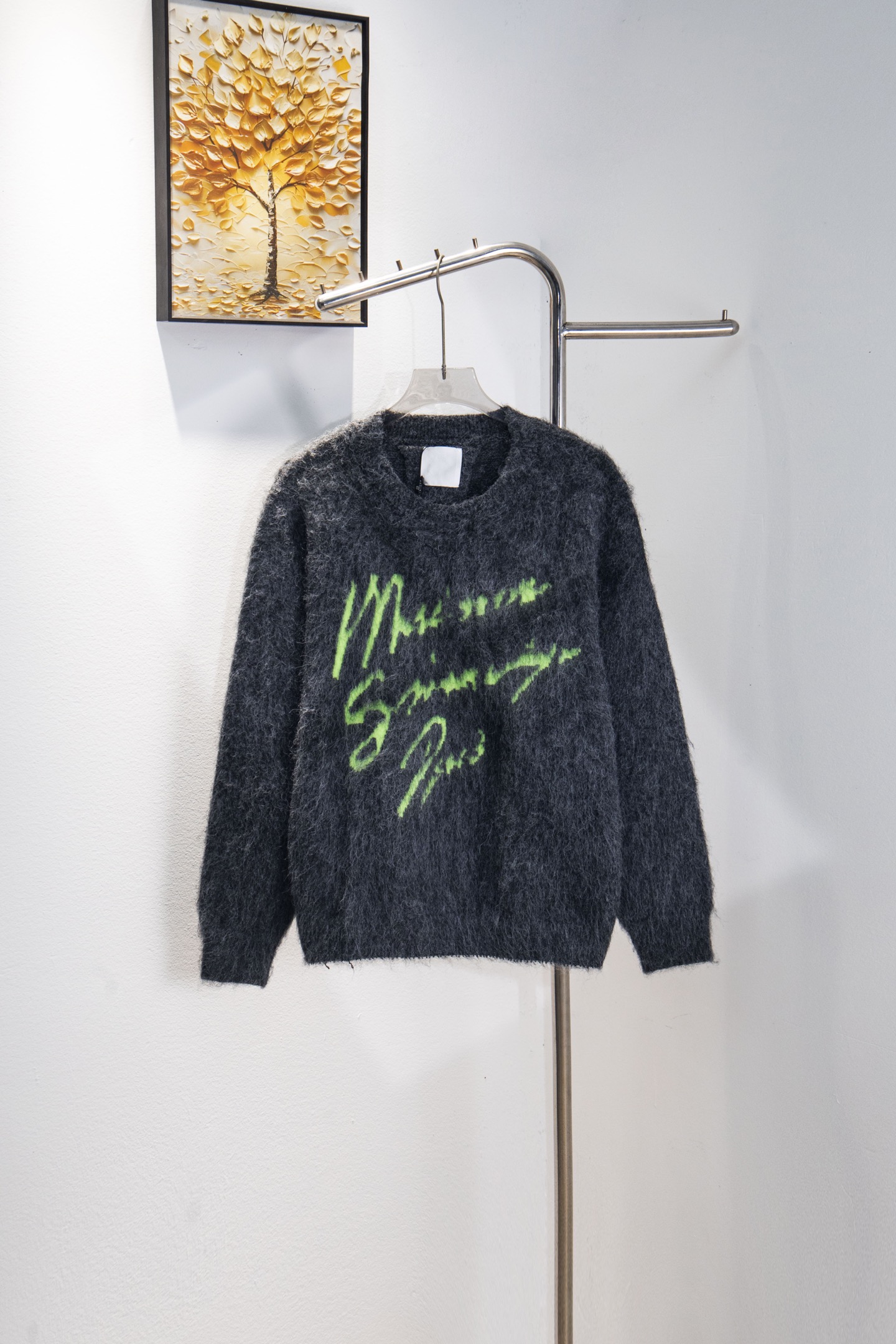 🅿️230
款号：Y266
Lv路易威登海马毛经典字母套头毛衣
满满的秋冬氛围感 纱线软糯 它是那种越看越爱的高级色调，轻松搭配衣橱里的各种下装 大气好看 百搭 不挑人
吊牌 吊粒 水洗 包装袋 全套辅料 
颜值相当高 做工超精致
颜色：灰色
尺码：S M L XL