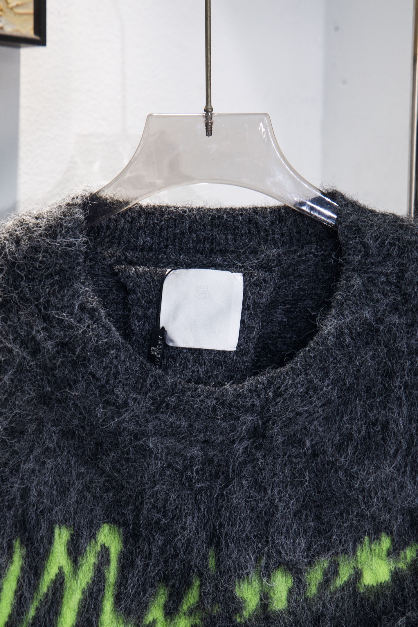 🅿️154 款号:Y266 Lv路易威登海马毛经典字母套头毛衣 满满的秋冬氛围感 纱线软糯 它是那种越看越爱的高级色调,轻松搭配衣橱里的各种下装 大气好看 百搭 不挑人 吊牌 吊粒 水洗 包装袋 全套辅料 颜值相当高 做工超精致 颜色:灰色